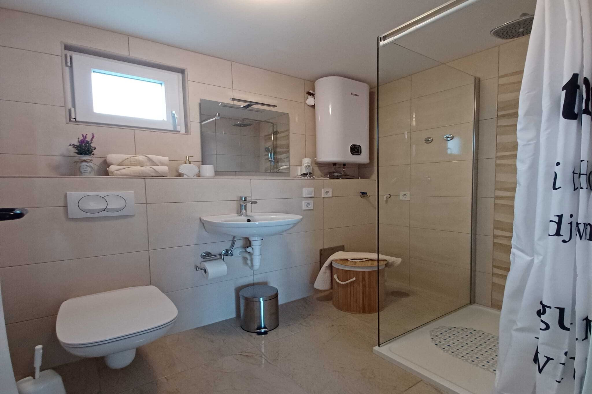 Beachfront Apartment with Balcony and Sea View-Badkamer