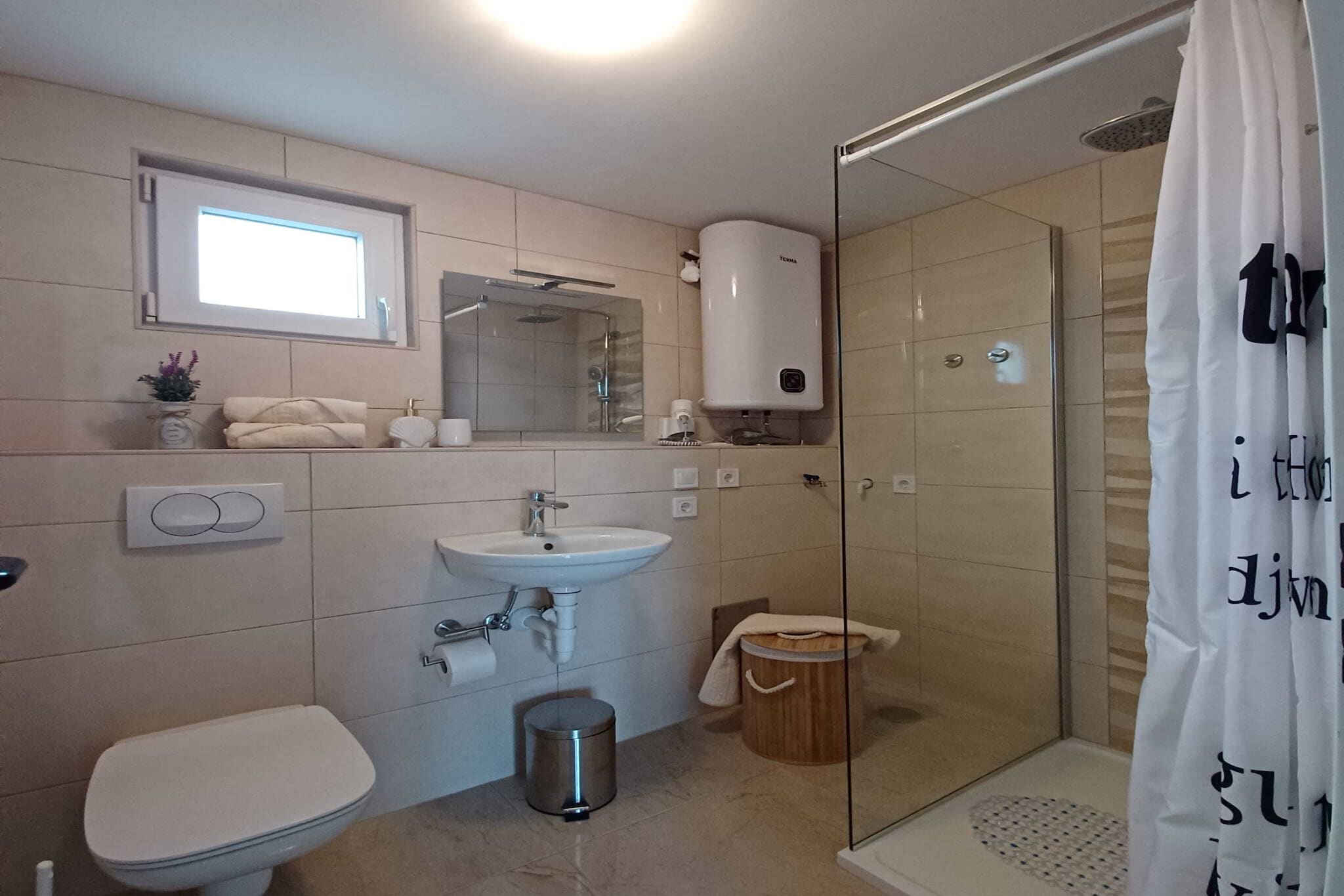 Beachfront Apartment with Balcony and Sea View-Badkamer