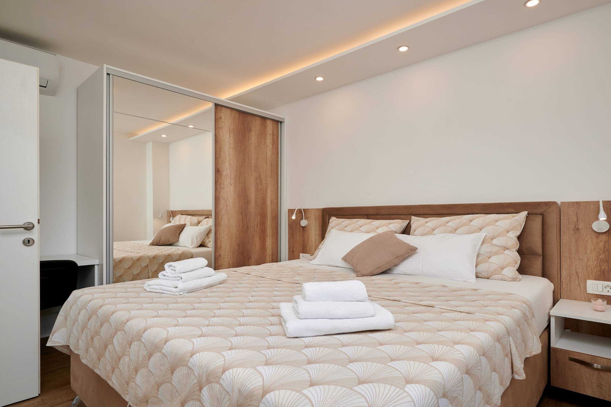 Exclusive Okrug Gornji Apartment with Shared Pool - Two bedroom Apartment with Shared Pool-Bedroom