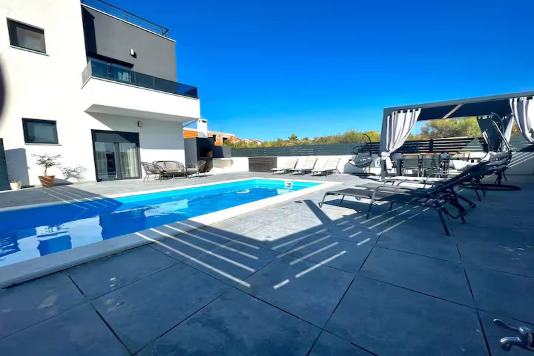 Villa  With Pool-Piscine