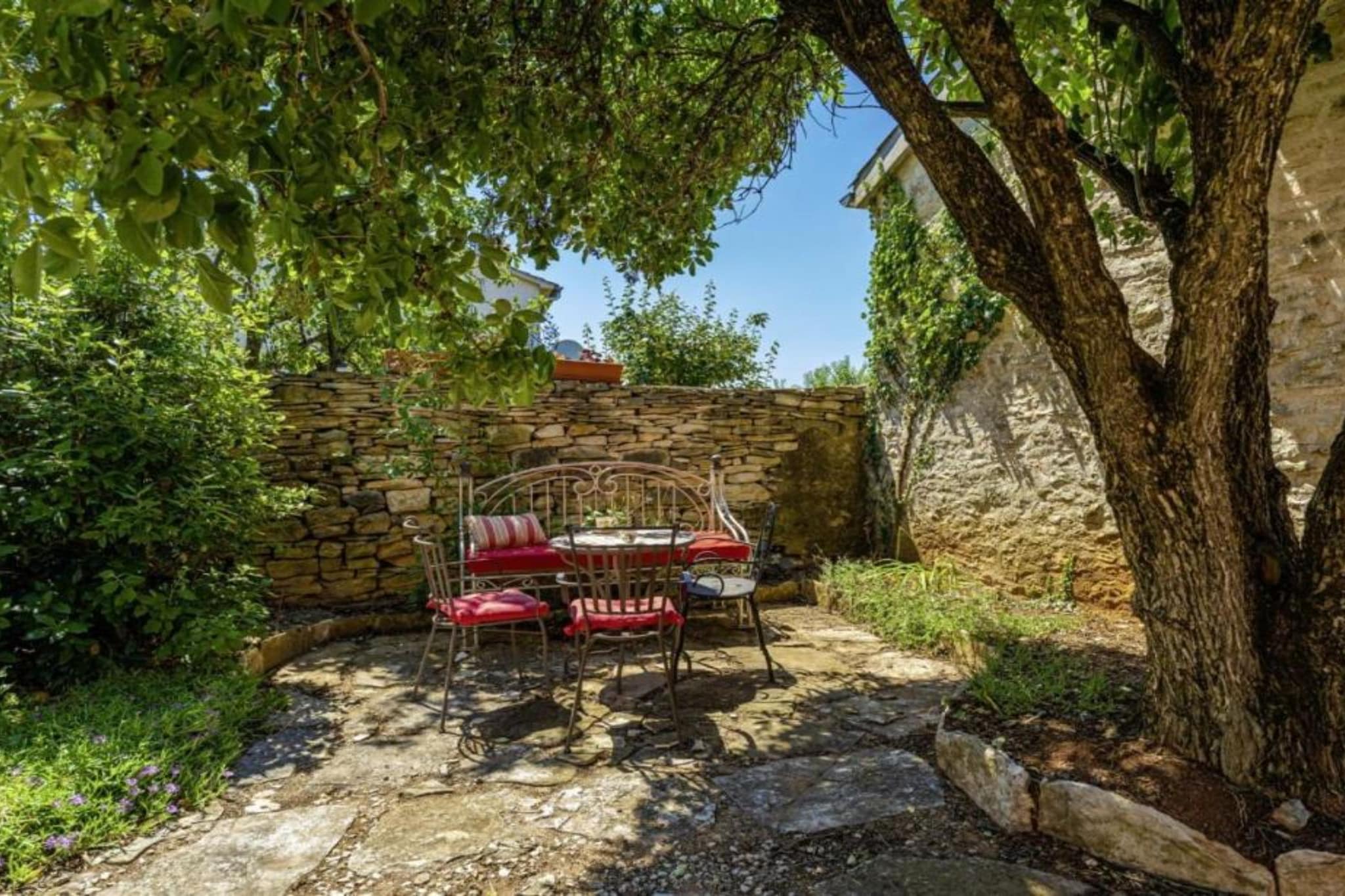 Poolside Grand Retreat Villa-Gardens summer