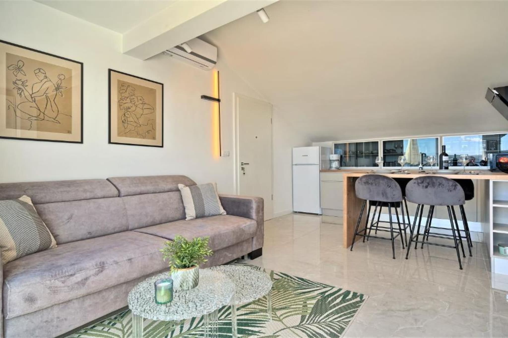 One-Bedroom Apartment With Terrace And Sea View-Woonkamer