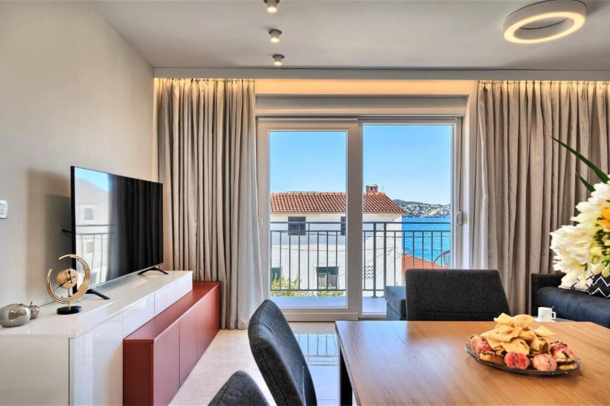 Two-Bedroom Apartment With Balcony And Sea View-Woonkamer