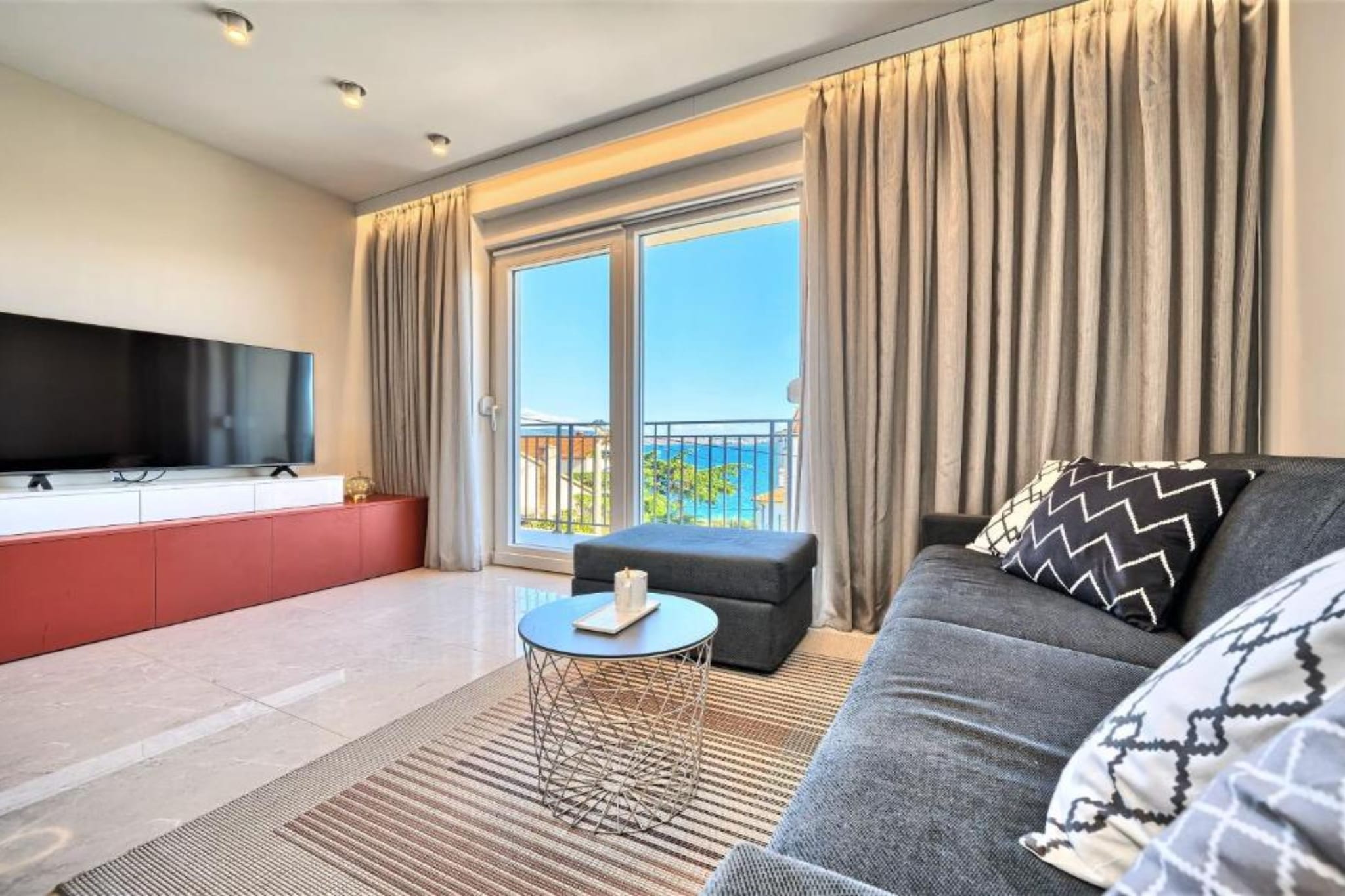 Two-Bedroom Apartment With Balcony And Sea View-Woonkamer