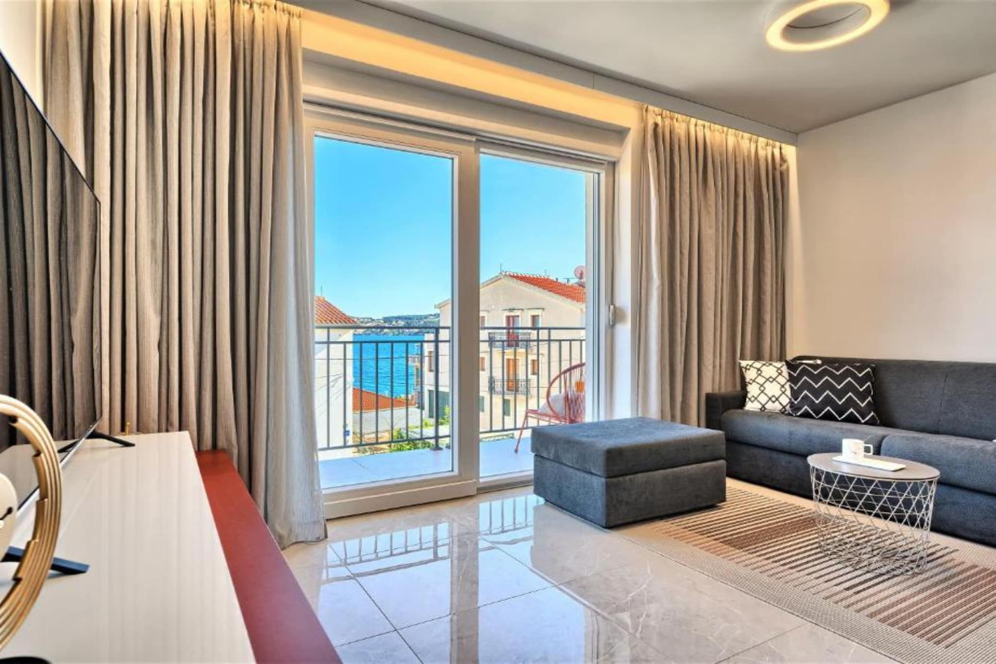 Two-Bedroom Apartment With Balcony And Sea View-Woonkamer