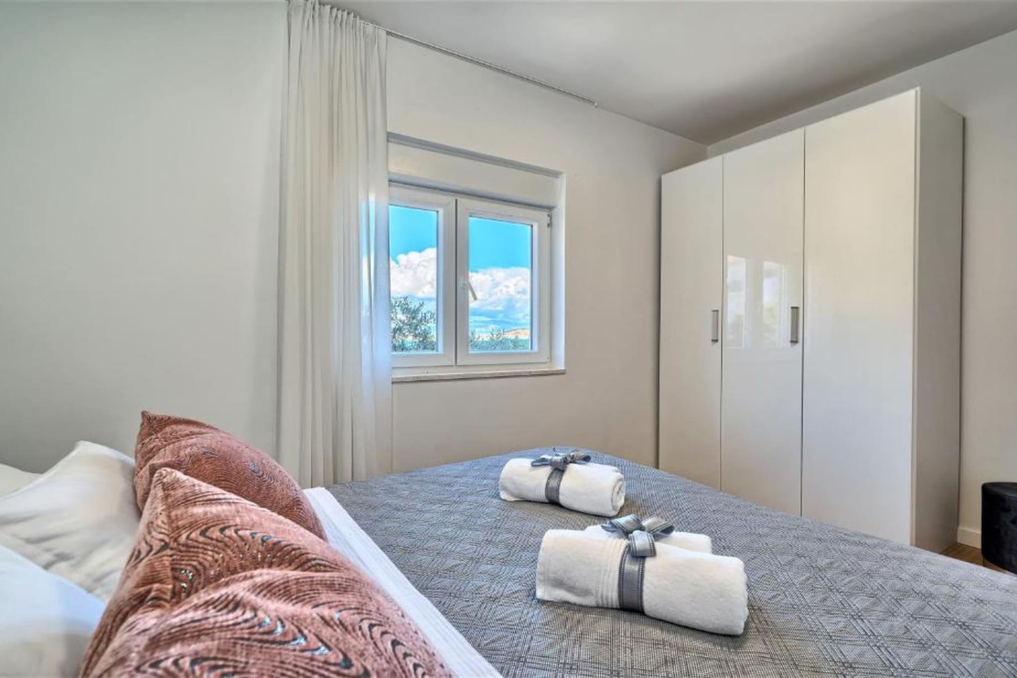 Two-Bedroom Apartment With Balcony And Sea View-Slaapkamer