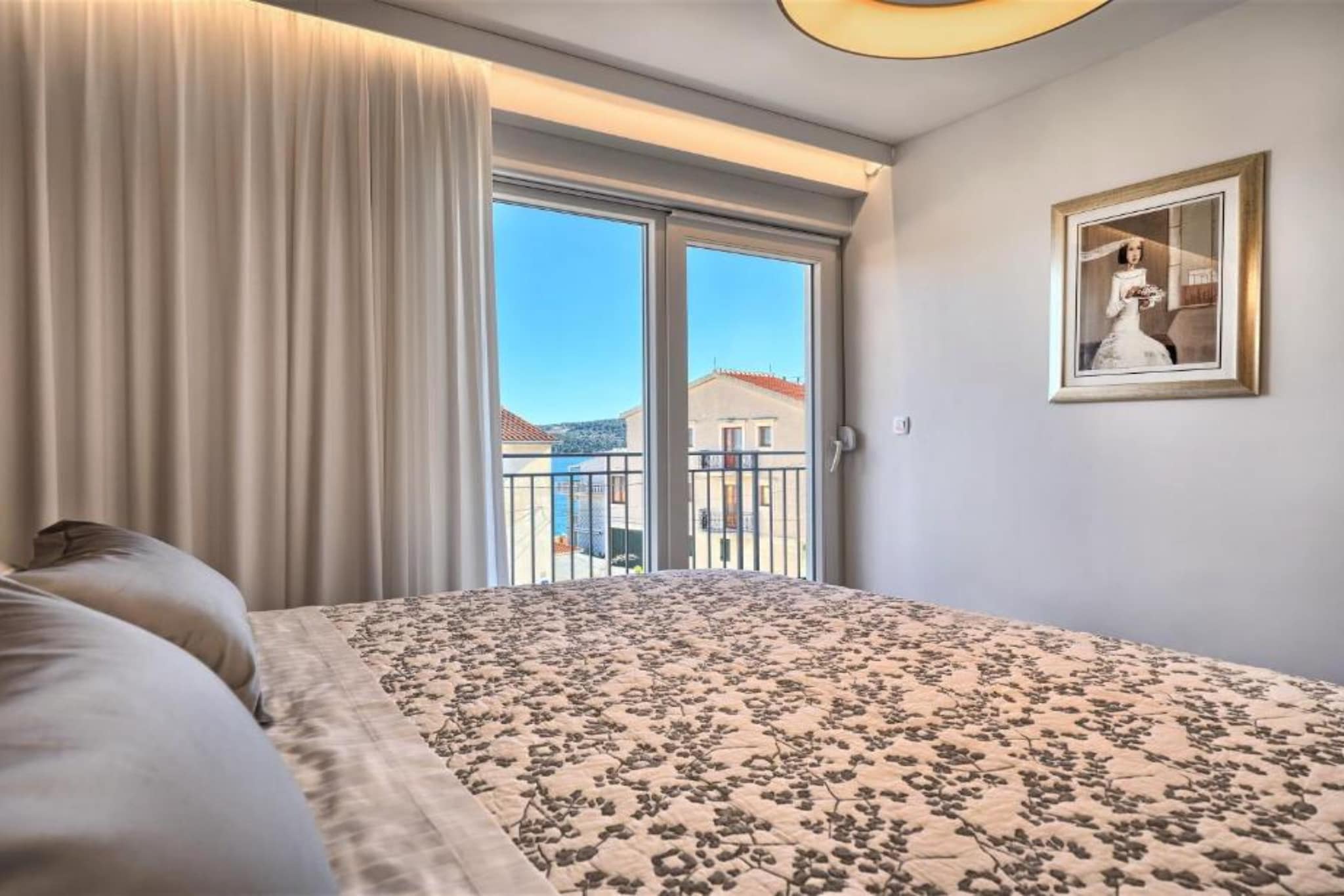 Two-Bedroom Apartment With Balcony And Sea View-Slaapkamer