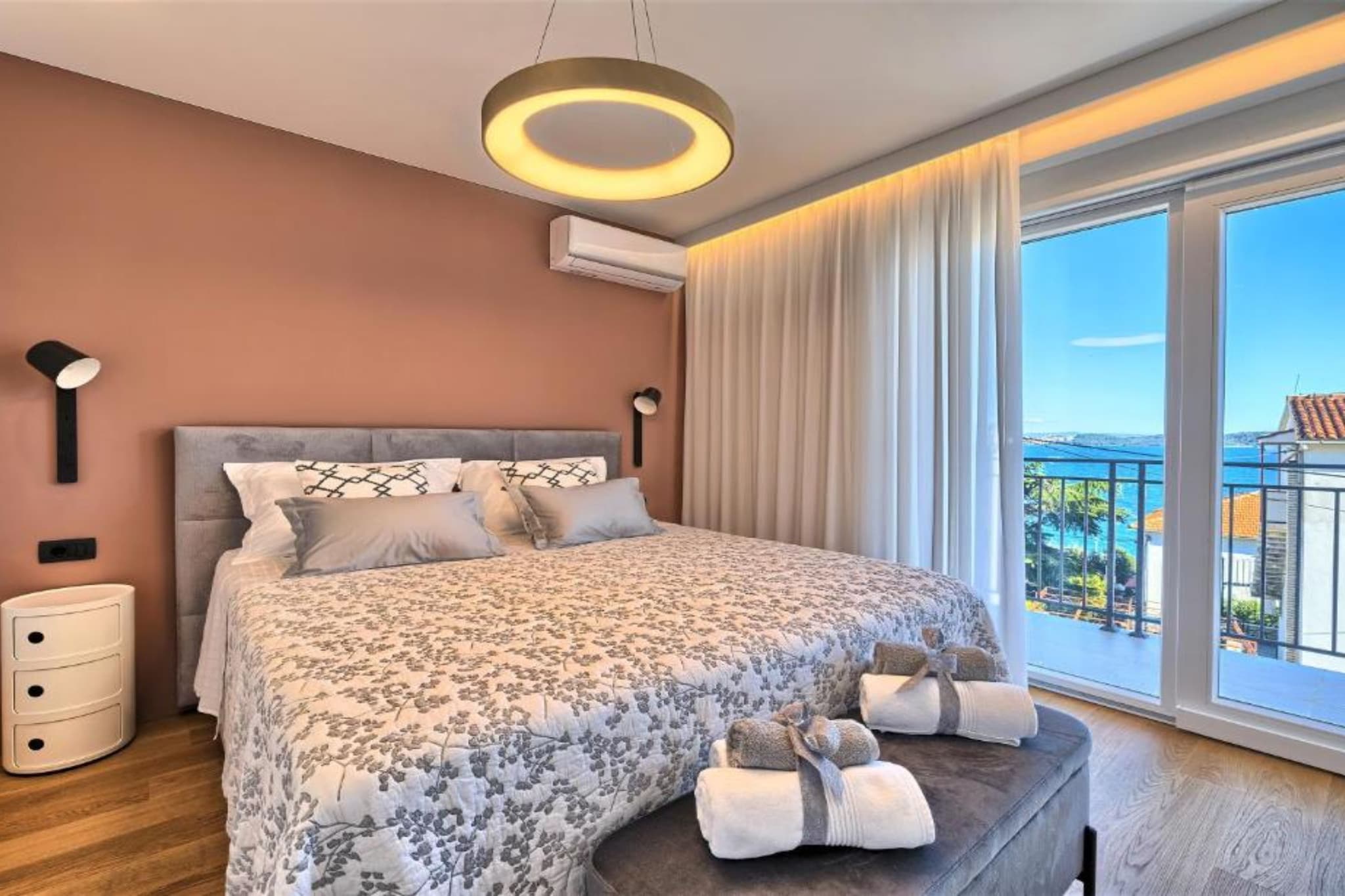 Two-Bedroom Apartment With Balcony And Sea View-Slaapkamer