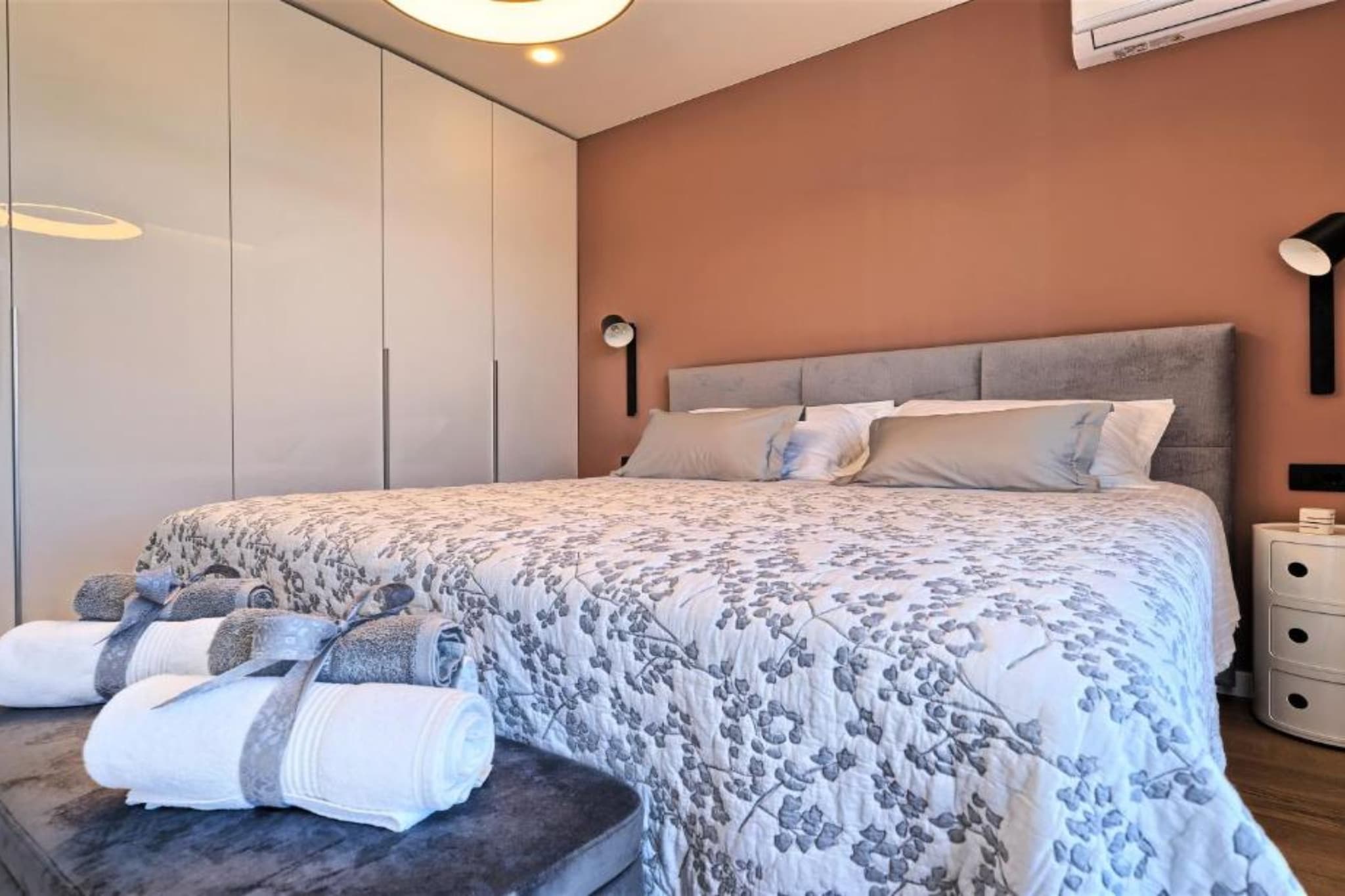 Two-Bedroom Apartment With Balcony And Sea View-Slaapkamer