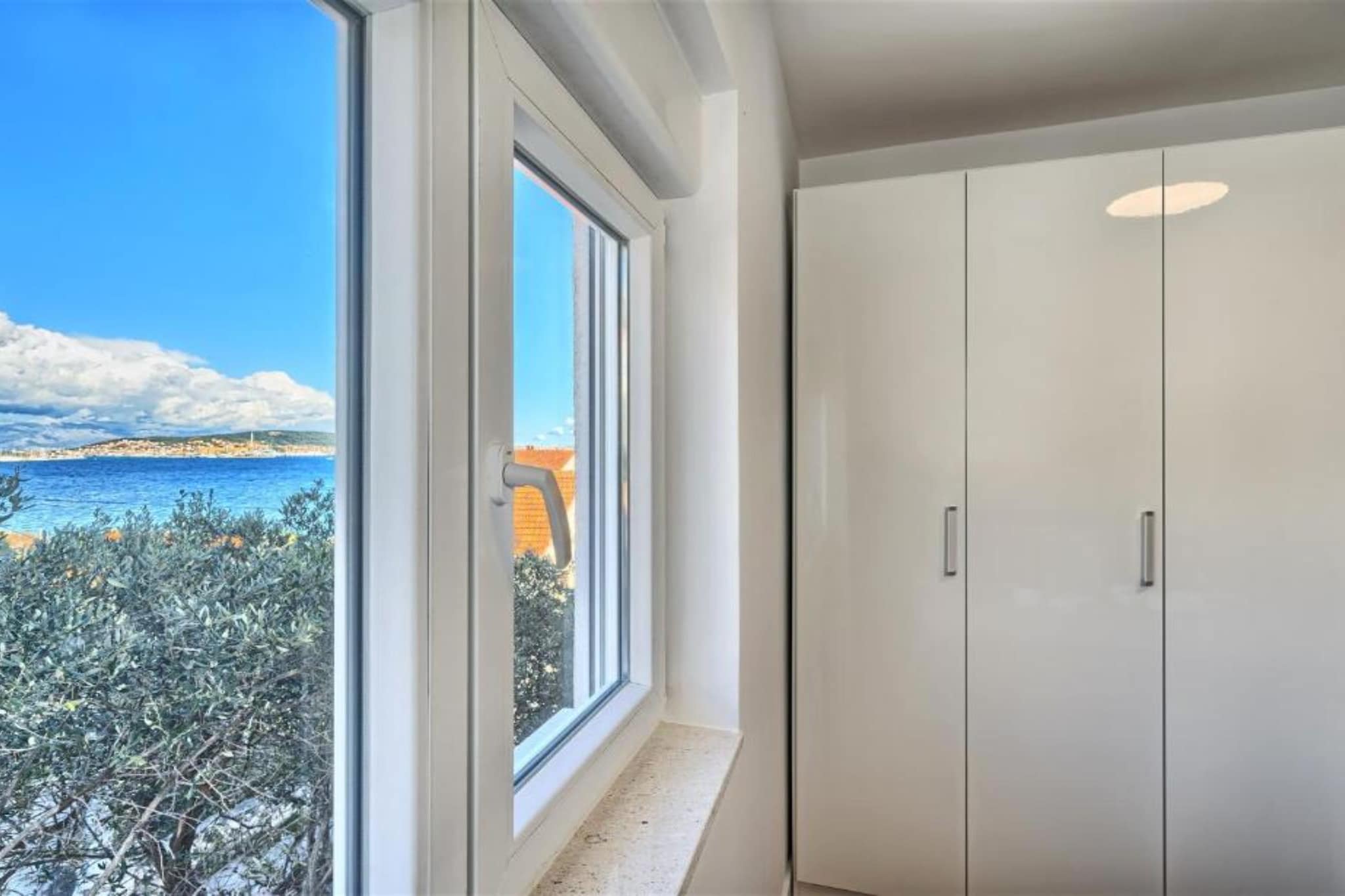 Two-Bedroom Apartment With Balcony And Sea View-Slaapkamer