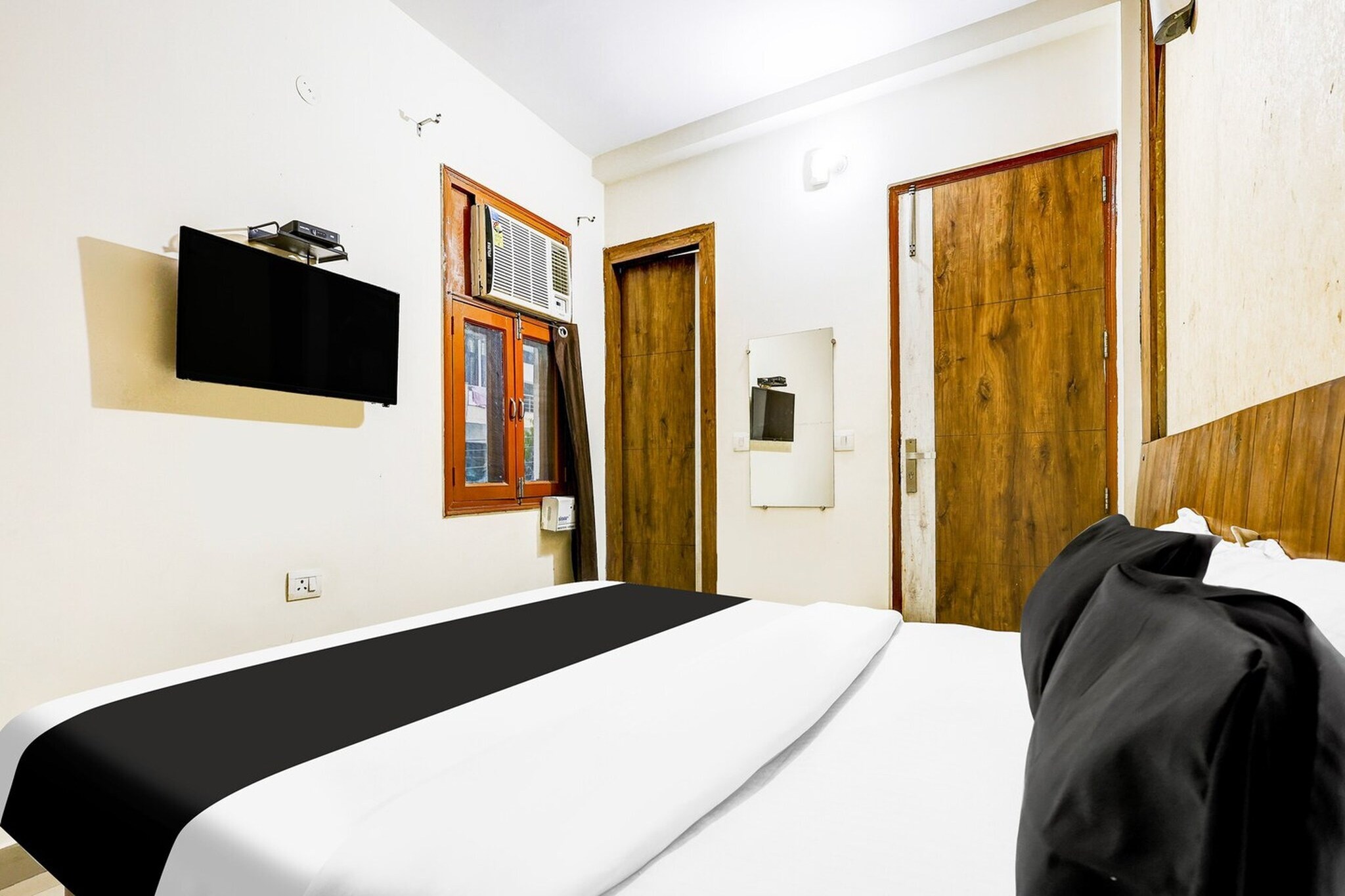 Comfortable Accommodations: Hotel O Sector 52 Gurgaon in Gurgaon offers family rooms with air-conditioning, private bathrooms, work desks, and free toiletries. Each room includes a seating area, TV, and free WiFi throughout the property.
Dining Experience: The family-friendly restaurant serves Indian cuisine for lunch and dinner. Guests can enjoy meals in a welcoming ambience, enhancing their stay with delicious meals.
Convenient Facilities: The hotel features a lift, 24-hour front desk, housekeeping service, room service, and family rooms. Additional amenities include free toiletries, showers, and a work desk.
Prime Location: Located 16 km from Delhi International Airport, the hotel is near attractions such as WorldMark Gurgaon (5 km), MG Road (8 km), and Qutub Minar (20 km). Guests appreciate the attentive staff and room cleanliness.
Unmarried couples are warmly welcome at this property.
Guests with local ID proof are warmly welcome.
Early Check-In Policy: A full day’s room rate will be charged for check-ins before 6:00 AM. Complimentary early check-in is available between 6:00 AM and 10:00 AM, subject to room availability.
Check-in is only available to guests aged 18 and above. Please provide a government-issued ID to confirm your age.