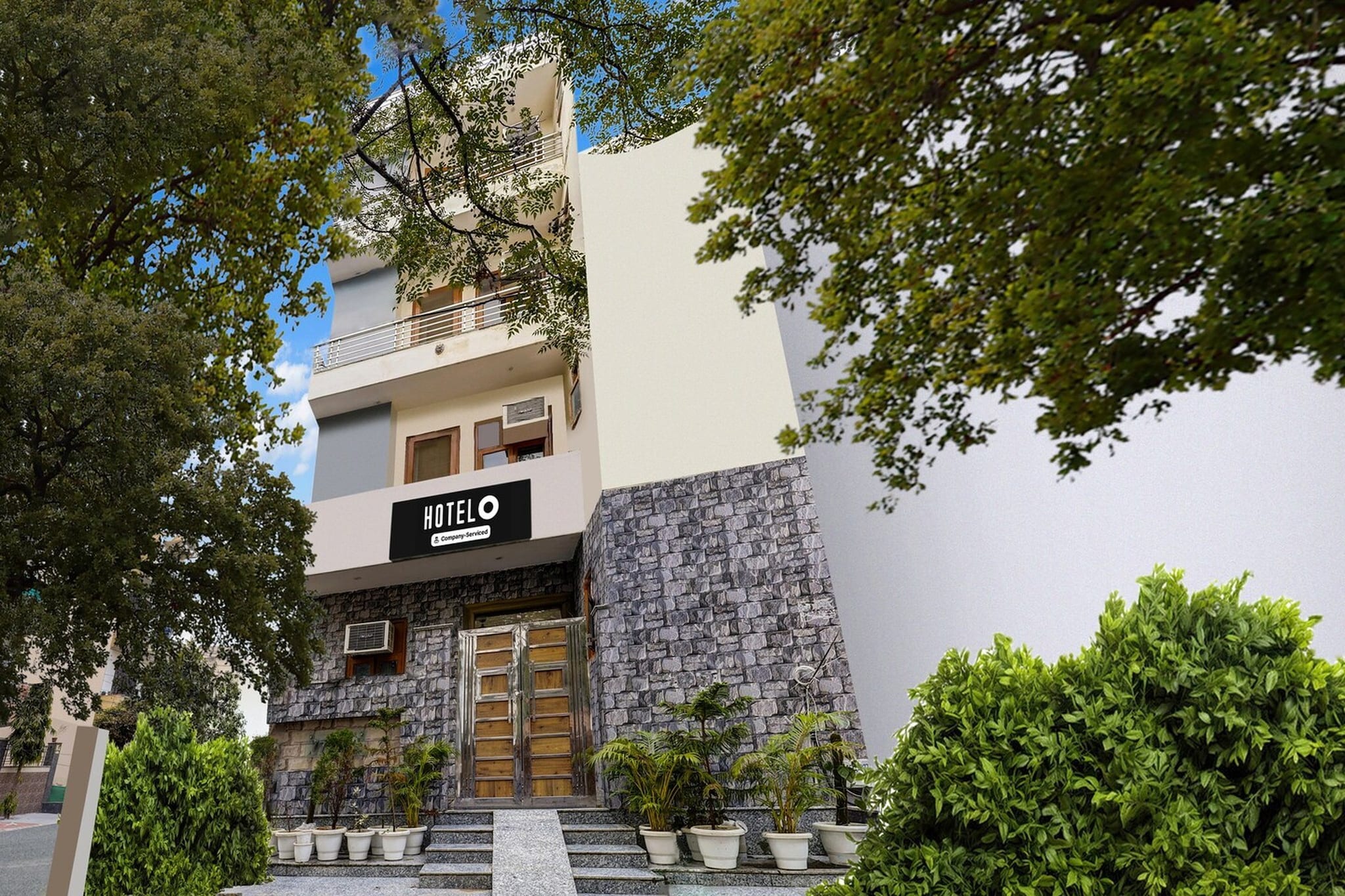 Ground floor: (bedroom(double bed, TV, seating area, air conditioning, Towels incl., telephone), bathroom(bathtub or shower, shower, washbasin, toilet, shampoo, body soap, hot water), lift)