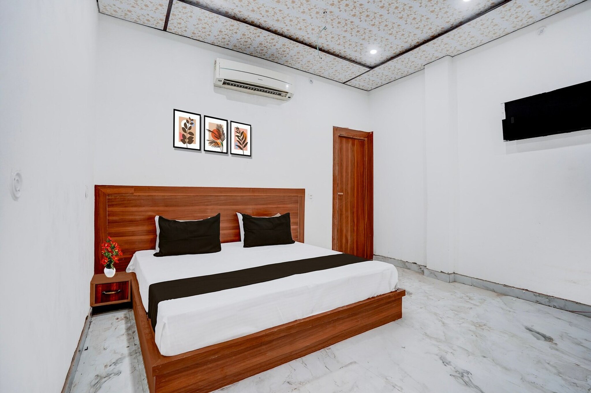 Comfortable Accommodations: Super Hotel O Sikandra in Agra offers family rooms with air-conditioning, private bathrooms, work desks, and seating areas. Each room includes free toiletries, a bath or shower, TV, and tiled floors.
Essential Facilities: Guests enjoy free WiFi throughout the property, a 24-hour front desk, housekeeping service, room service, and luggage storage. Additional amenities include a work desk, seating area, and wardrobe.
Prime Location: Located 8 km from Agra airport, the hotel is a 15-minute walk from Akbar's Tomb. Nearby attractions include Agra Fort (9 km), Taj Mahal (13 km), and Mankameshwar Temple (9 km).
Unmarried couples are warmly welcome at this property.
Guests with local ID proof are warmly welcome.
Early Check-In Policy: A full day’s room rate will be charged for check-ins before 6:00 AM. Complimentary early check-in is available between 6:00 AM and 10:00 AM, subject to room availability.
Check-in is only available to guests aged 18 and above. Please provide a government-issued ID to confirm your age.
