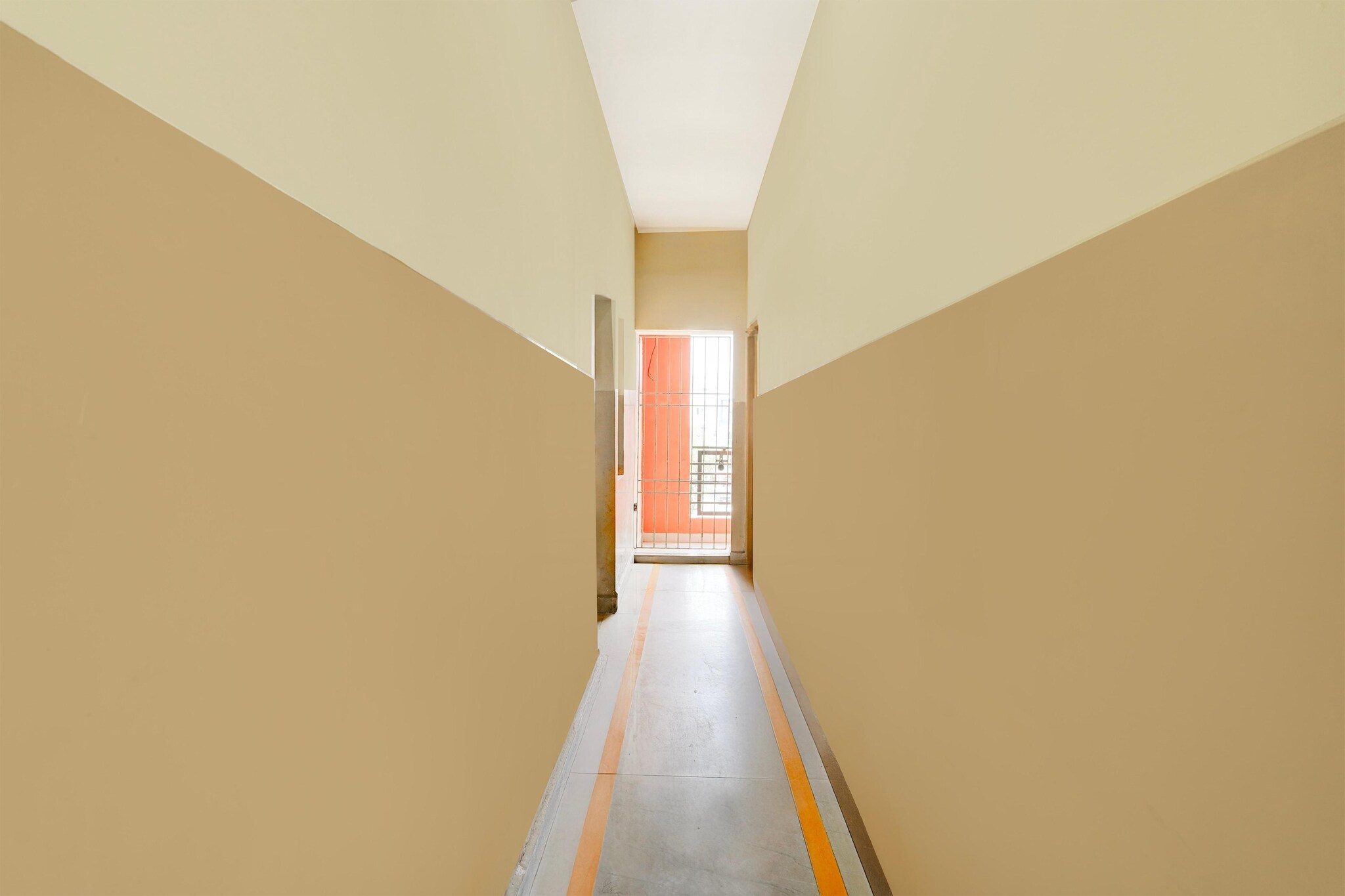 Ground floor: (bedroom(double bed, TV, seating area, air conditioning, Towels incl., telephone), bathroom(bathtub or shower, shower, washbasin, toilet, shampoo, body soap, hot water), Parking)