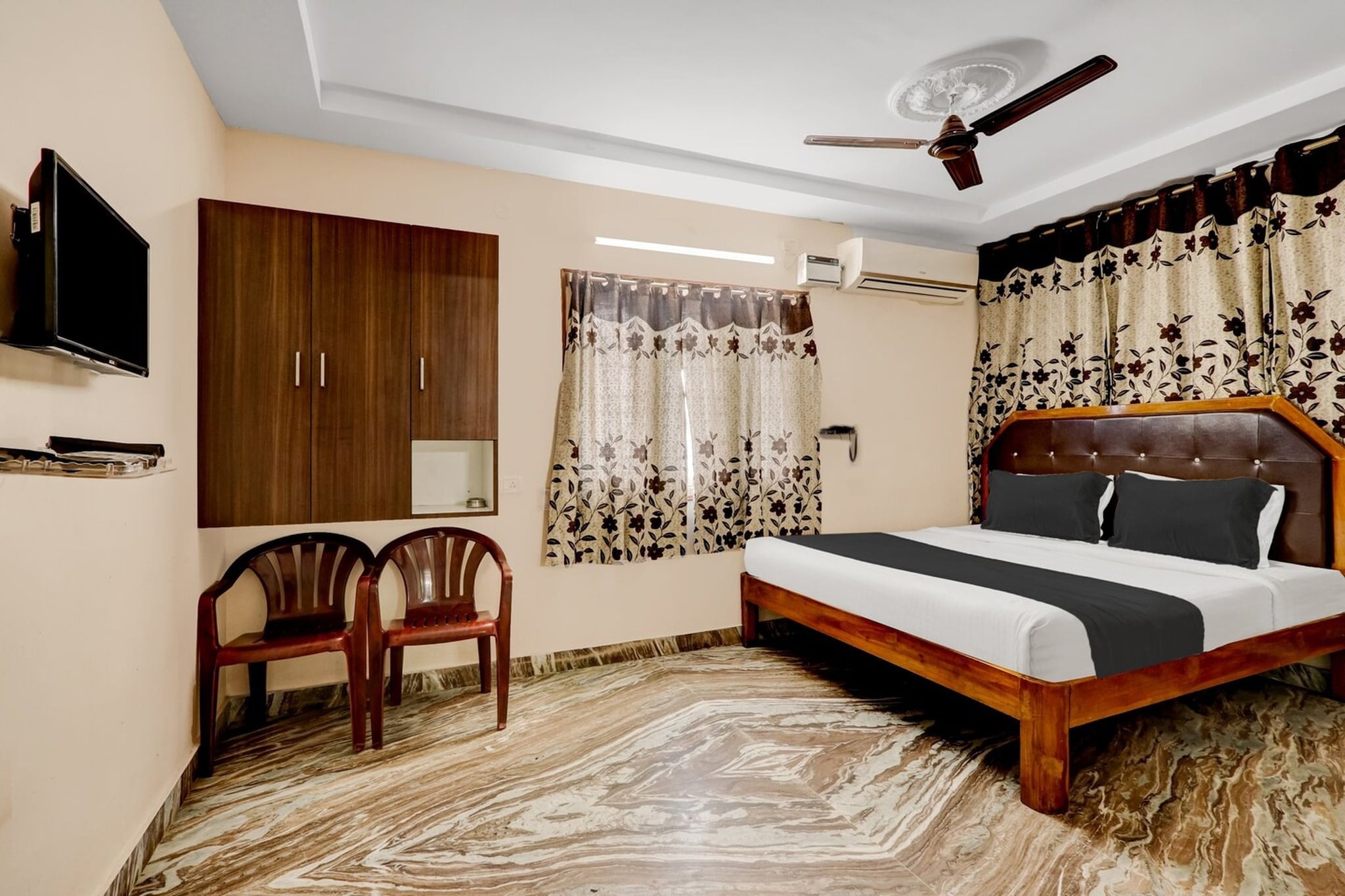 Super Hotel O Adarsh Nagar Near Kavya Hospital is located in Pedda Waltair, within 4.5 km of Kailasagiri Train Station and 4.7 km of Kailasa Giri. With free WiFi, this 4-star hotel offers a shared lounge and room service. The property is allergy-free and is set 6 km from Indira Gandhi Zoological Park.
At the hotel every room includes air conditioning, a seating area, a flat-screen TV with satellite channels, a safety deposit box and a private bathroom with a shower. The units feature a desk.
Speaking English and Hindi at the reception, staff are always on hand to help.
Diamond Park is 7 km from Super Hotel O Adarsh Nagar Near Kavya Hospital, while Dondaparithy is 7.1 km away. Visakhapatnam Airport is 13 km from the property.
Unmarried couples are warmly welcome at this property.
Guests with local ID proof are warmly welcome.
Apologies, but we are currently unable to host foreign nationals at this property.
Early Check-In Policy: A full day’s room rate will be charged for check-ins before 6:00 AM. Complimentary early check-in is available between 6:00 AM and 10:00 AM, subject to room availability.
Check-in is only available to guests aged 18 and above. Please provide a government-issued ID to confirm your age.