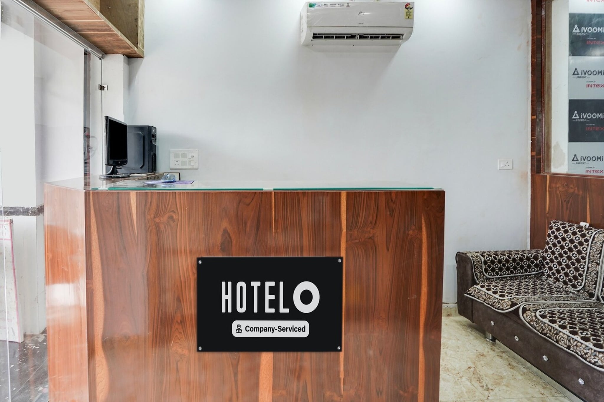 Ground floor: (bedroom(double bed, TV, seating area, air conditioning, Towels incl., telephone, Floor mattress), bathroom(bathtub or shower, shower, washbasin, toilet, shampoo, body soap, hot water), Parking, lift)