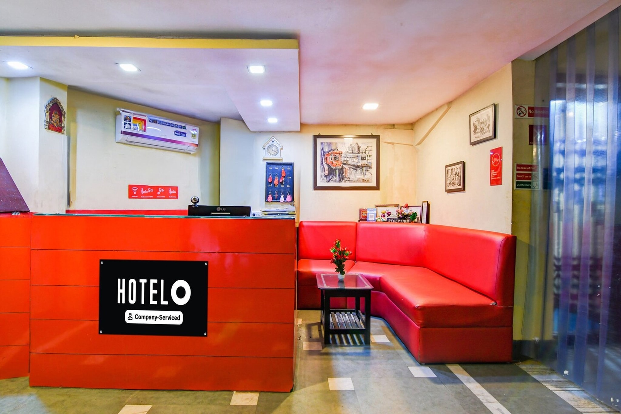 Ground floor: (bedroom(double bed, TV, seating area, air conditioning, Towels incl., telephone), bathroom(bathtub or shower, shower, washbasin, toilet, shampoo, body soap, hot water), Parking, balcony, lift)