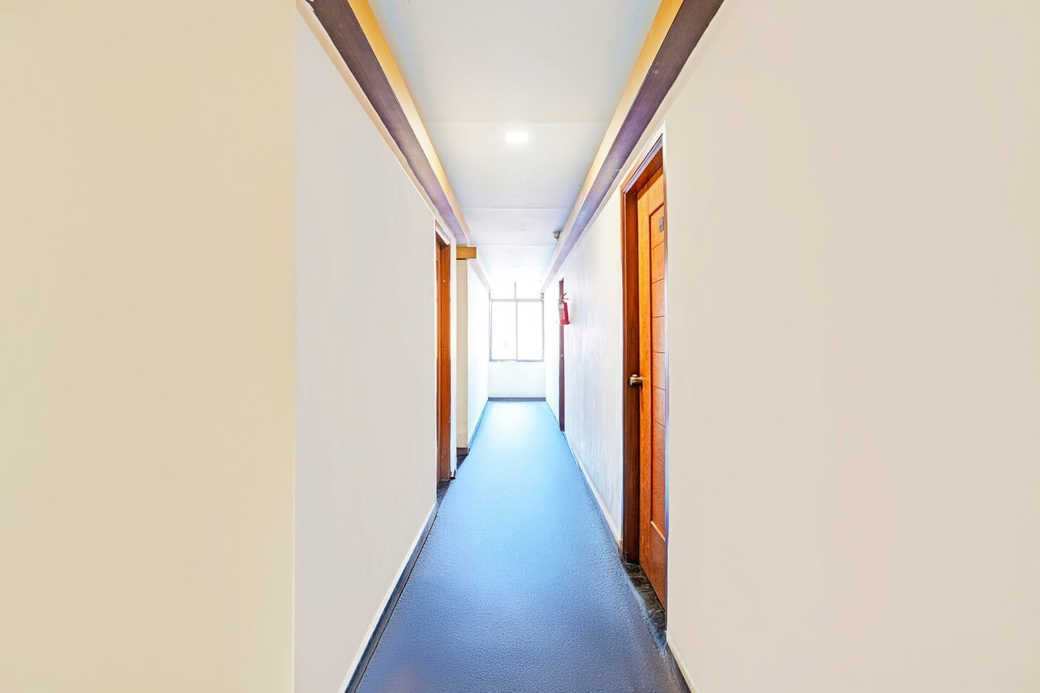 Ground floor: (bedroom(double bed, TV, seating area, air conditioning, Towels incl., telephone, Floor mattress), bathroom(bathtub or shower, shower, washbasin, toilet, shampoo, body soap, hot water), Parking, lift)
