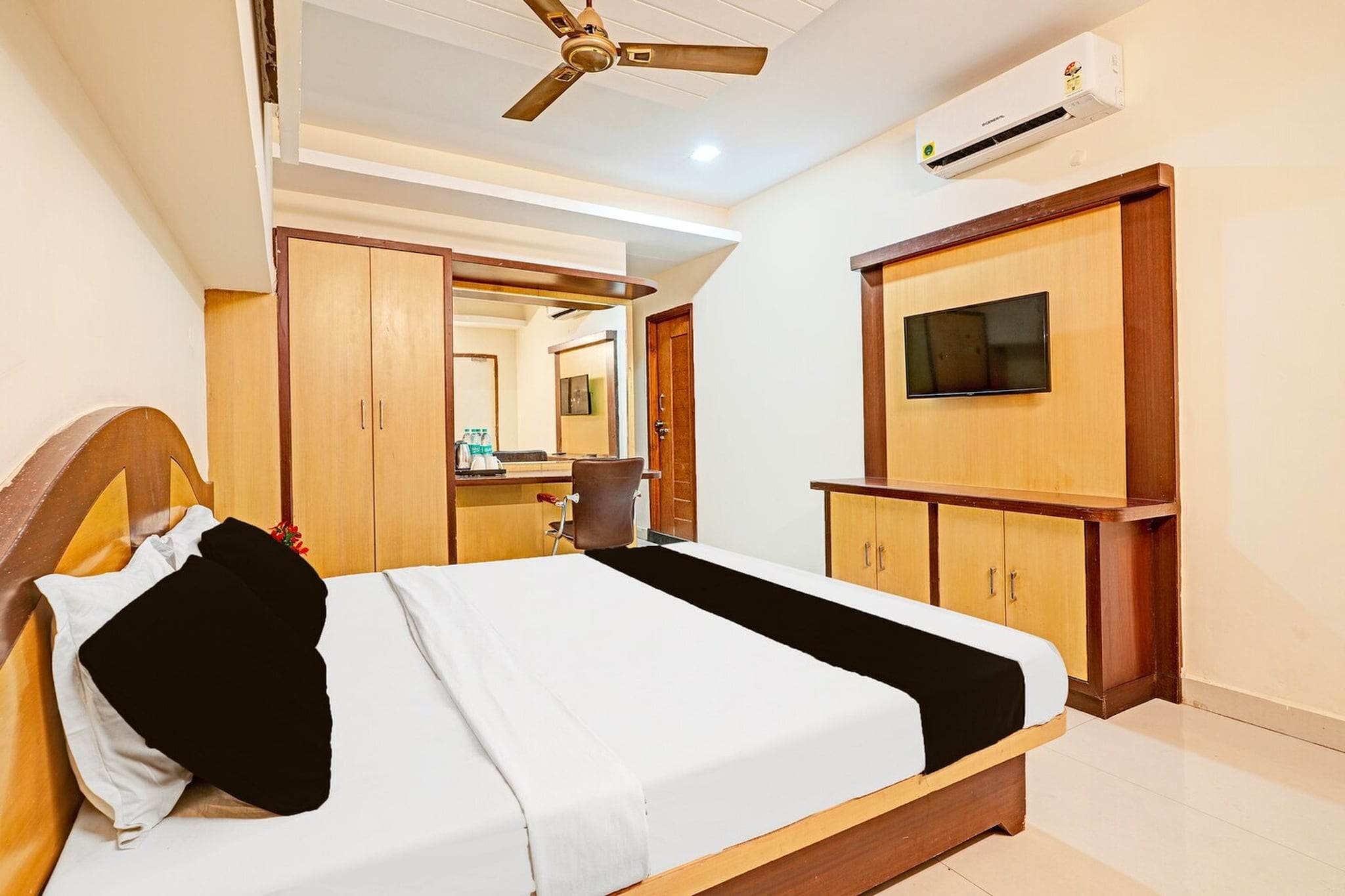 Super Hotel O Anantapur is set in Anantapur. Among the facilities at this property are room service and a 24-hour front desk, along with free WiFi throughout the property. The hotel features family rooms.

The units at the hotel come with a seating area, a flat-screen TV with satellite channels and a private bathroom with free toiletries and a bath or shower. All rooms at Super Hotel O Anantapur feature air conditioning and a desk.

Jindal Vijaynagar Airport is 136 km away.

Unmarried couples are warmly welcome at this property.
                 
Guests with local ID proof are warmly welcome.

Early Check-In Policy: A full day’s room rate will be charged for check-ins before 6:00 AM. Complimentary early check-in is available between 6:00 AM and 10:00 AM, subject to room availability.
Check-in is only available to guests aged 18 and above. Please provide a government-issued ID to confirm your age.
