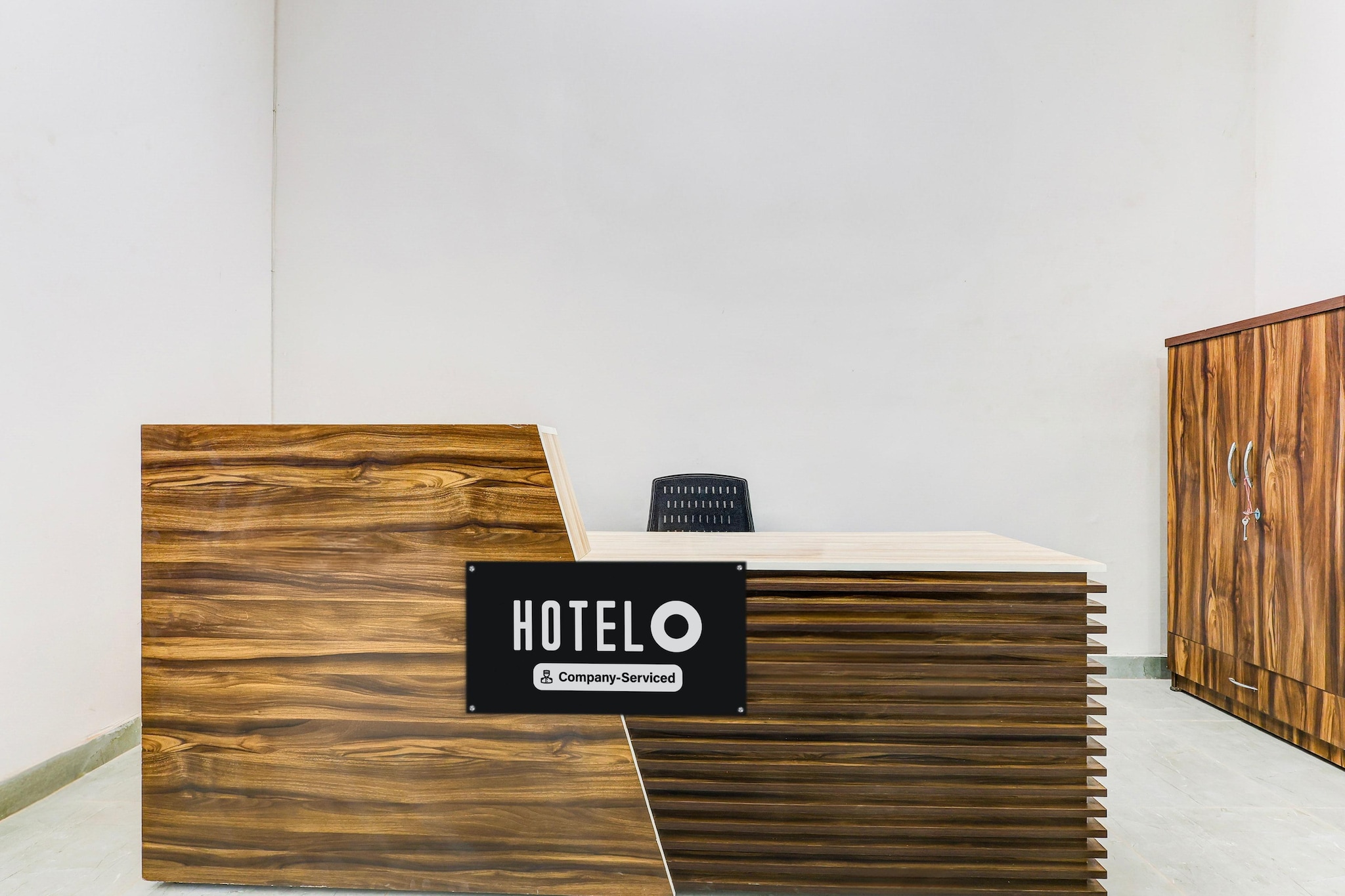 Ground floor: (bedroom(double bed, TV, seating area, air conditioning, Towels incl., telephone), bathroom(bathtub or shower, shower, washbasin, toilet, shampoo, body soap, hot water), Parking)
