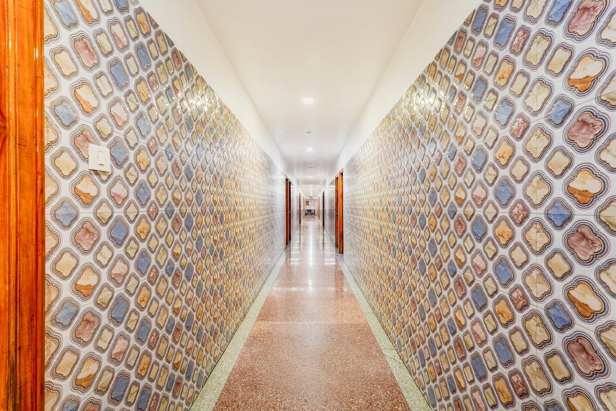 Ground floor: (bedroom(double bed, TV, seating area, air conditioning, Towels incl., telephone), bathroom(bathtub or shower, shower, washbasin, toilet, shampoo, body soap, hot water), Parking, Laundry Package for a fee)