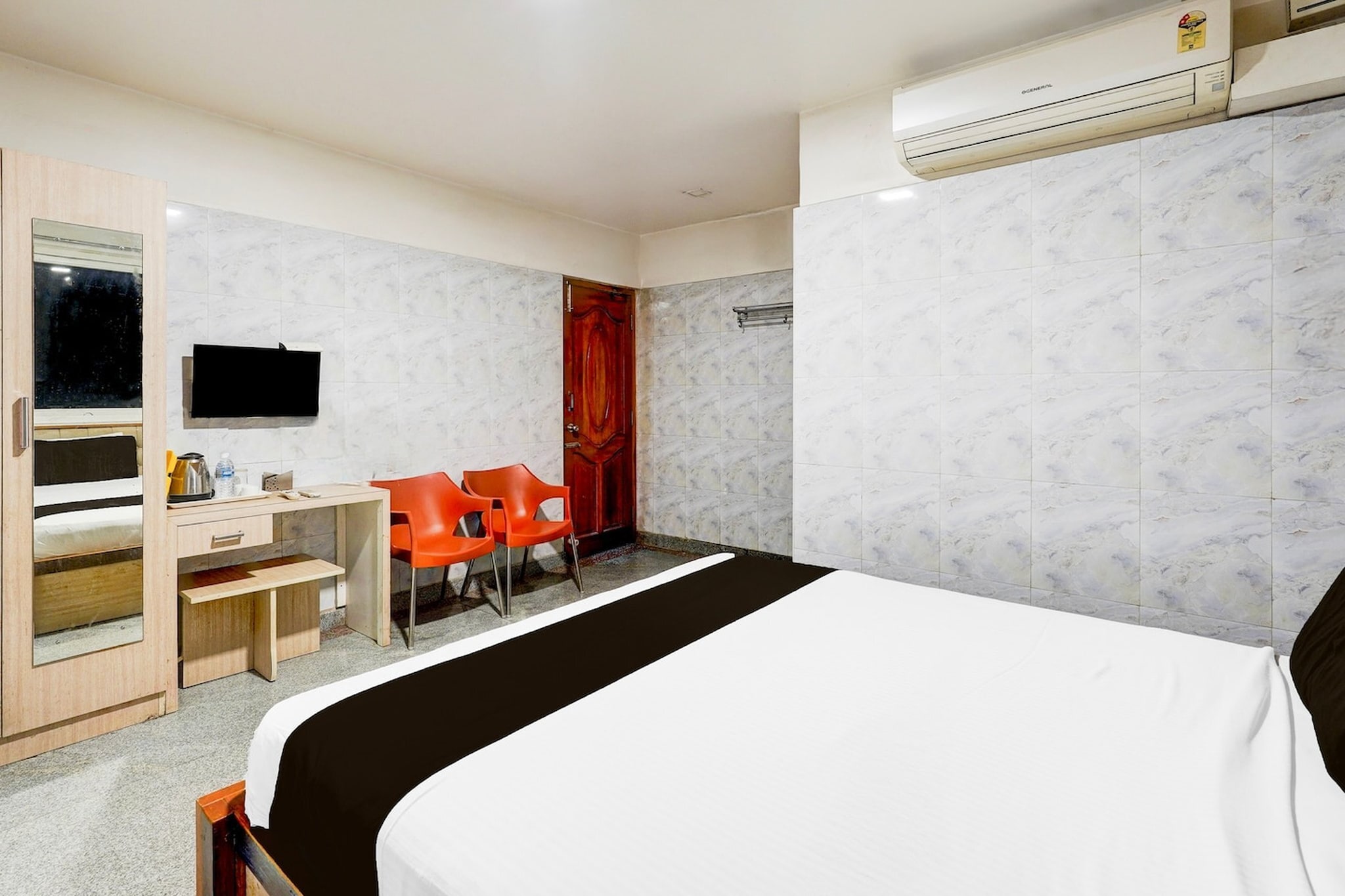 Comfortable Accommodations: Super Hotel O Arcot Road Porur in Chennai offers family rooms with air-conditioning, private bathrooms, work desks, and seating areas. Each room includes a TV, wardrobe, and dressing room, ensuring a pleasant stay.
Essential Facilities: Guests enjoy free WiFi, a lift, 24-hour front desk, and room service. Free on-site private parking is available, and the hotel is 5 km from Chennai International Airport.
Local Attractions: Pondy Bazaar is 2 km away, Spencer Plaza Mall and Government Museum Chennai are 5 km distant, and Anna University and Ma Chidambaram Stadium are 7 km from the property. Other attractions include Chennai Central Railway Station and St. Thomas Mount, each 9 km away.
Unmarried couples are warmly welcome at this property.
Guests with local ID proof are warmly welcome.
Early Check-In Policy: A full day’s room rate will be charged for check-ins before 6:00 AM. Complimentary early check-in is available between 6:00 AM and 10:00 AM, subject to room availability.
Check-in is only available to guests aged 18 and above. Please provide a government-issued ID to confirm your age.