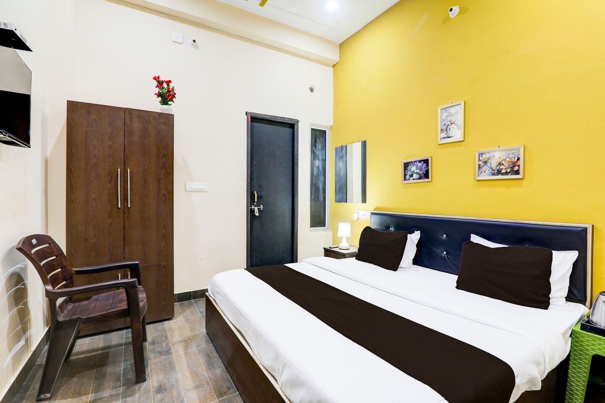 Comfortable Accommodations: Super Hotel O Arjun Ganj in Lucknow offers family rooms with air-conditioning, TV, and free WiFi throughout the property.

Dining Experience: The family-friendly restaurant serves Indian cuisine in a welcoming ambience.

Convenient Facilities: Guests can enjoy a lounge, 24-hour front desk, room service, and a variety of amenities.

Nearby Attractions: Located 13 km from Chaudhary Charan Singh International Airport, the hotel is close to Lucknow University (10 km), KD Singh Stadium (8 km), and other points of interest.

Unmarried couples are warmly welcome at this property.
Guests with local ID proof are warmly welcome.

Early Check-In Policy: A full day’s room rate will be charged for check-ins before 6:00 AM. Complimentary early check-in is available between 6:00 AM and 10:00 AM, subject to room availability.
Check-in is only available to guests aged 18 and above. Please provide a government-issued ID to confirm your age.

