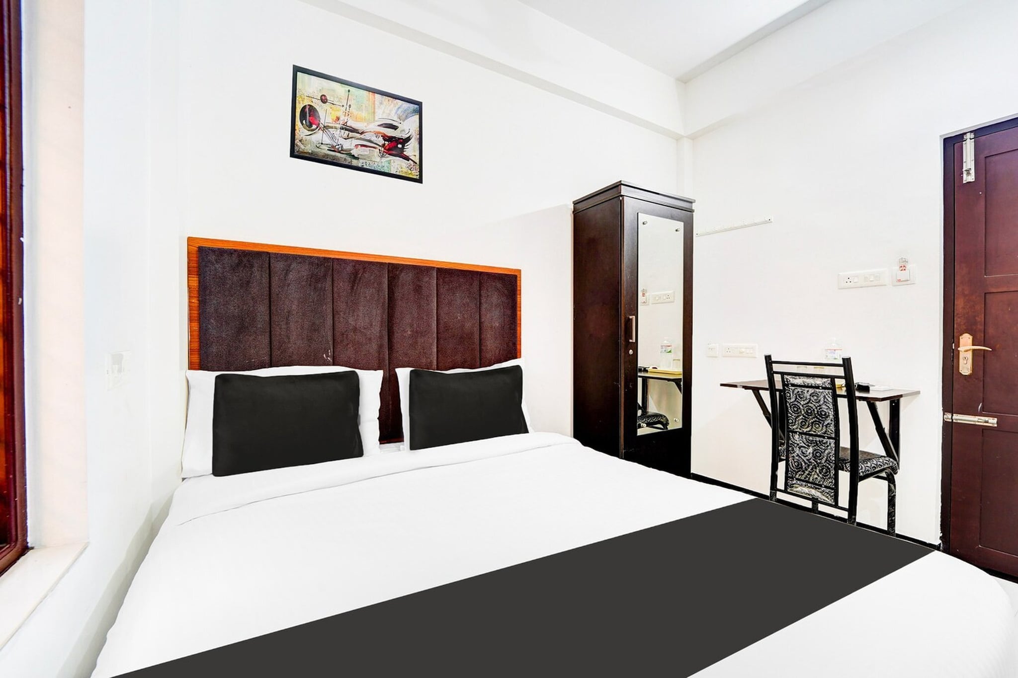 Comfortable Accommodations: Super Hotel O Attukal Near Attakulangara formerly Remya Residency in Trivandrum offers family rooms with air-conditioning, private bathrooms, work desks, and seating areas. Each room includes free toiletries, a dressing room, bath or shower, TV, tiled floors, and a wardrobe.

Essential Facilities: Guests enjoy free WiFi throughout the property, a 24-hour front desk, and room service. Additional amenities include a workout area, business centre, and a lounge.

Prime Location: Located 3 km from Thiruvananthapuram International Airport, the hotel is near Sree Padmanabhaswamy Temple (13-minute walk), Kuthiramalika Palace (less than 1 km), and Attukal Temple (1 km). Other attractions include Ayurvedic Medical College and Kerala Science and Technology Museum, each 4 km away.

Unmarried couples are warmly welcome at this property.
Guests with local ID proof are warmly welcome.
Early Check-In Policy: A full dayâ€™s room rate will be charged for check-ins before 6:00 AM. Complimentary early check-in is available between 6:00 AM and 10:00 AM, subject to room availability.
Check-in is only available to guests aged 18 and above. Please provide a government-issued ID to confirmÂ yourÂ age.

