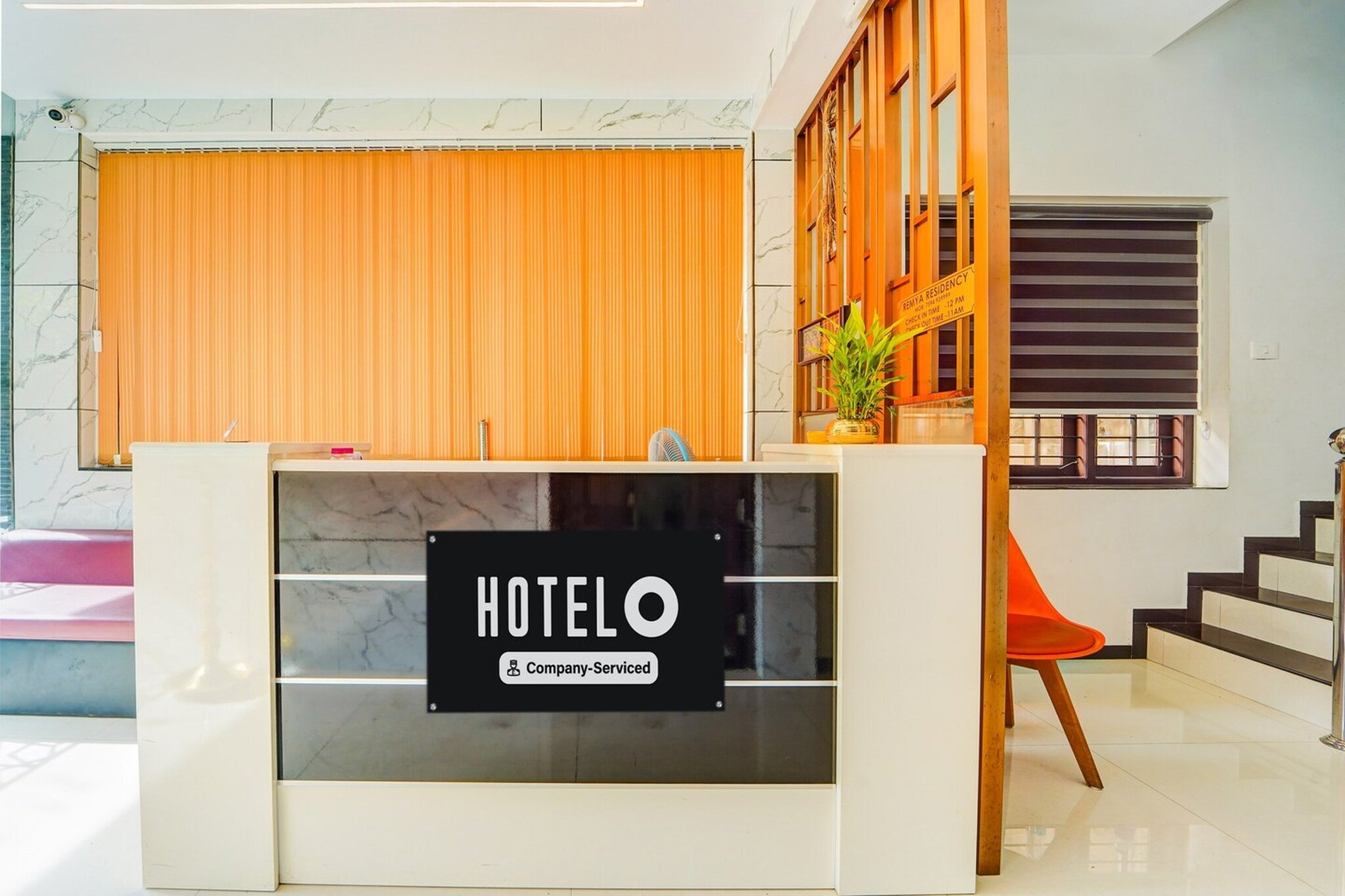 Ground floor: (bedroom(double bed, TV, seating area, air conditioning, Towels incl., telephone), bathroom(bathtub or shower, shower, washbasin, toilet, shampoo, body soap, hot water), Parking)