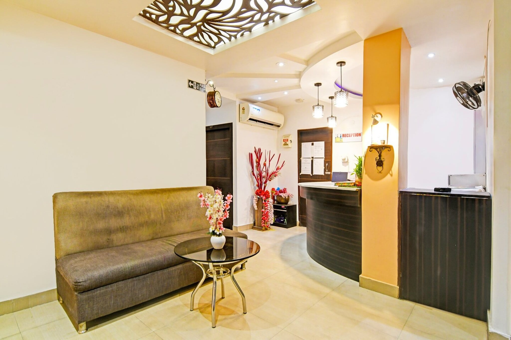 Ground floor: (bedroom(double bed, TV, seating area, air conditioning, Towels incl., telephone), bathroom(bathtub or shower, shower, washbasin, toilet, shampoo, body soap, hot water), Parking, lift)