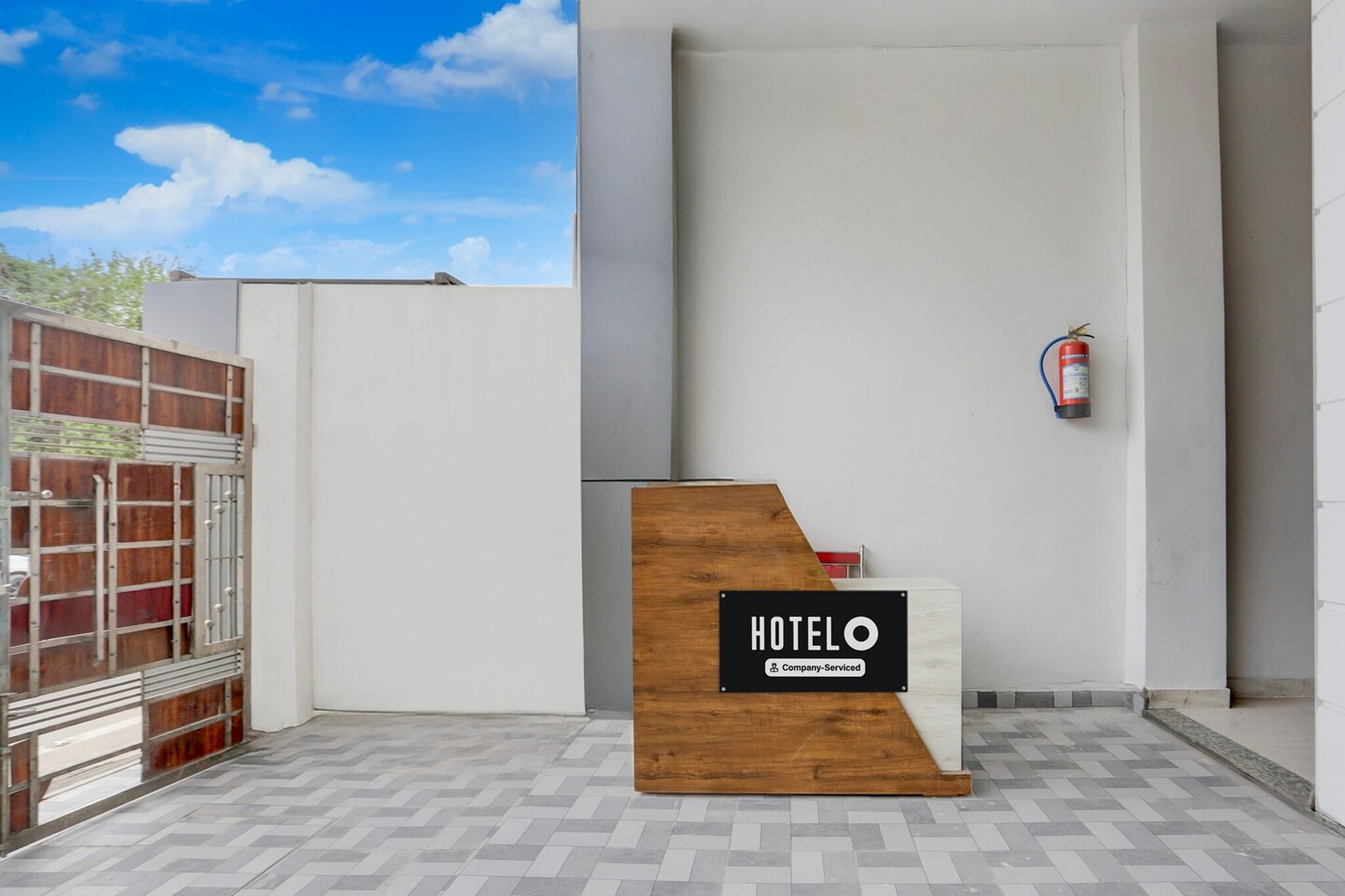 Ground floor: (bedroom(double bed, TV, seating area, air conditioning, Towels incl., telephone, Floor mattress), bathroom(bathtub or shower, shower, washbasin, toilet, shampoo, body soap, hot water), Parking)