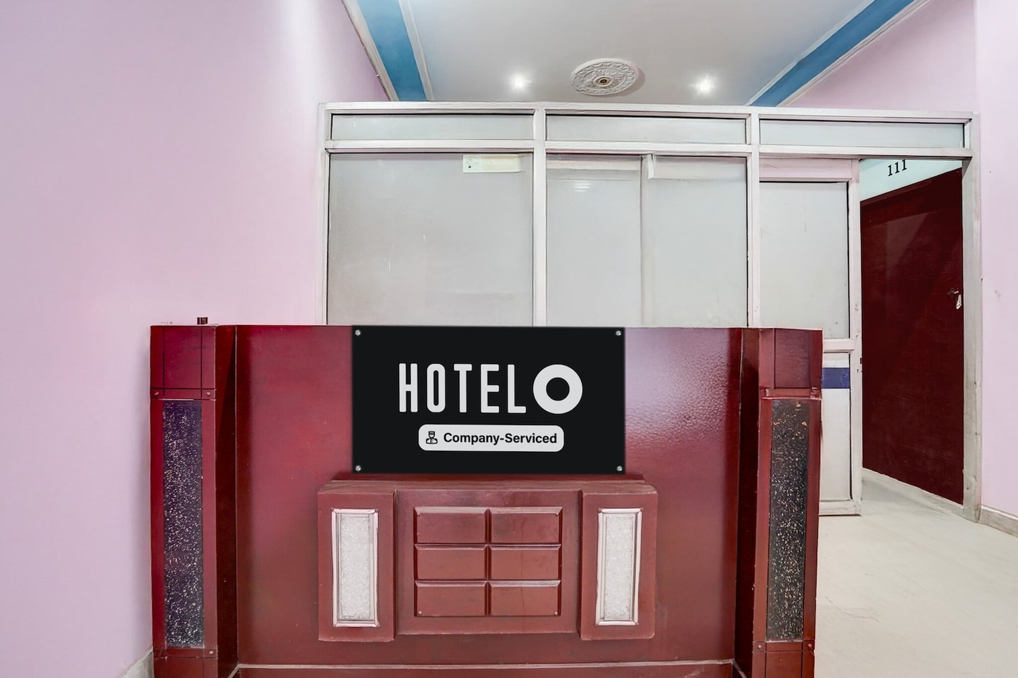 Ground floor: (bedroom(double bed, TV, seating area, air conditioning, Towels incl., telephone, Floor mattress), bathroom(bathtub or shower, shower, washbasin, toilet, shampoo, body soap, hot water), Parking)