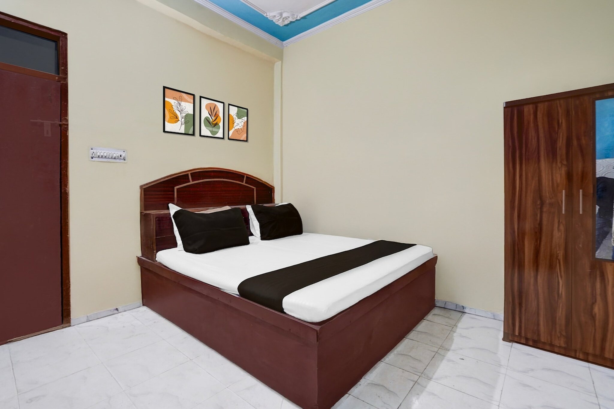 Situated in Behror, Rajasthan region, Super Hotel O Behror is set 48 km from Rewari Railway Station. The accommodation features room service, a 24-hour front desk and luggage storage for guests.

All rooms at the hotel are fitted with a seating area, a flat-screen TV with satellite channels and a private bathroom with free toiletries and a bath or shower. The units at Super Hotel O Behror have air conditioning and a desk.

Delhi International Airport is 109 km from the property.

Unmarried couples are warmly welcome at this property.
Guests with local ID proof are warmly welcome.
"Early Check-In Policy: A full dayâ€™s room rate will be charged for check-ins before 6:00 AM. Complimentary early check-in is available between 6:00 AM and 10:00 AM, subject to room availability.
Check-in is only available to guests aged 18 and above. Please provide a government-issued ID to confirmÂ yourÂ age.

