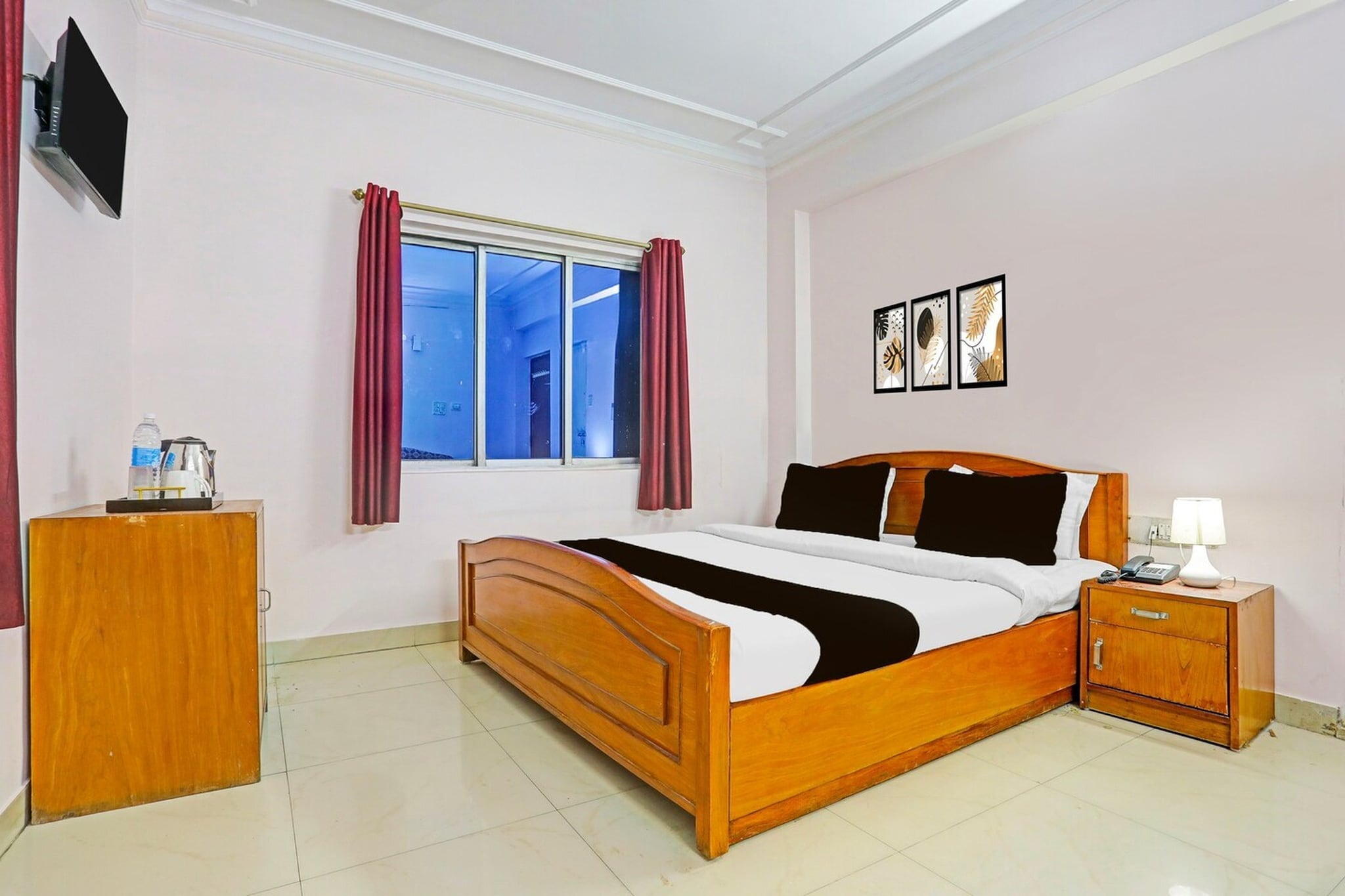 Super Hotel O Bhagalpur Railway Junction provides accommodation in Bhāgalpur. Among the facilities at this property are a shared kitchen and a shared lounge, along with free WiFi throughout the property. The accommodation features room service, a 24-hour front desk and luggage storage for guests.
All rooms at the hotel are fitted with a seating area, a flat-screen TV with satellite channels and a private bathroom with free toiletries and a bath or shower. The rooms at Super Hotel O Bhagalpur Railway Junction have air conditioning and a desk.
Guests at the accommodation can enjoy a continental breakfast.
Deoghar Airport is 121 km from the property.
Unmarried couples are warmly welcome at this property.
Guests with local ID proof are warmly welcome.
"Early Check-In Policy: A full day’s room rate will be charged for check-ins before 6:00 AM. Complimentary early check-in is available between 6:00 AM and 10:00 AM, subject to room availability.
Check-in is only available to guests aged 18 and above. Please provide a government-issued ID to confirm your age.