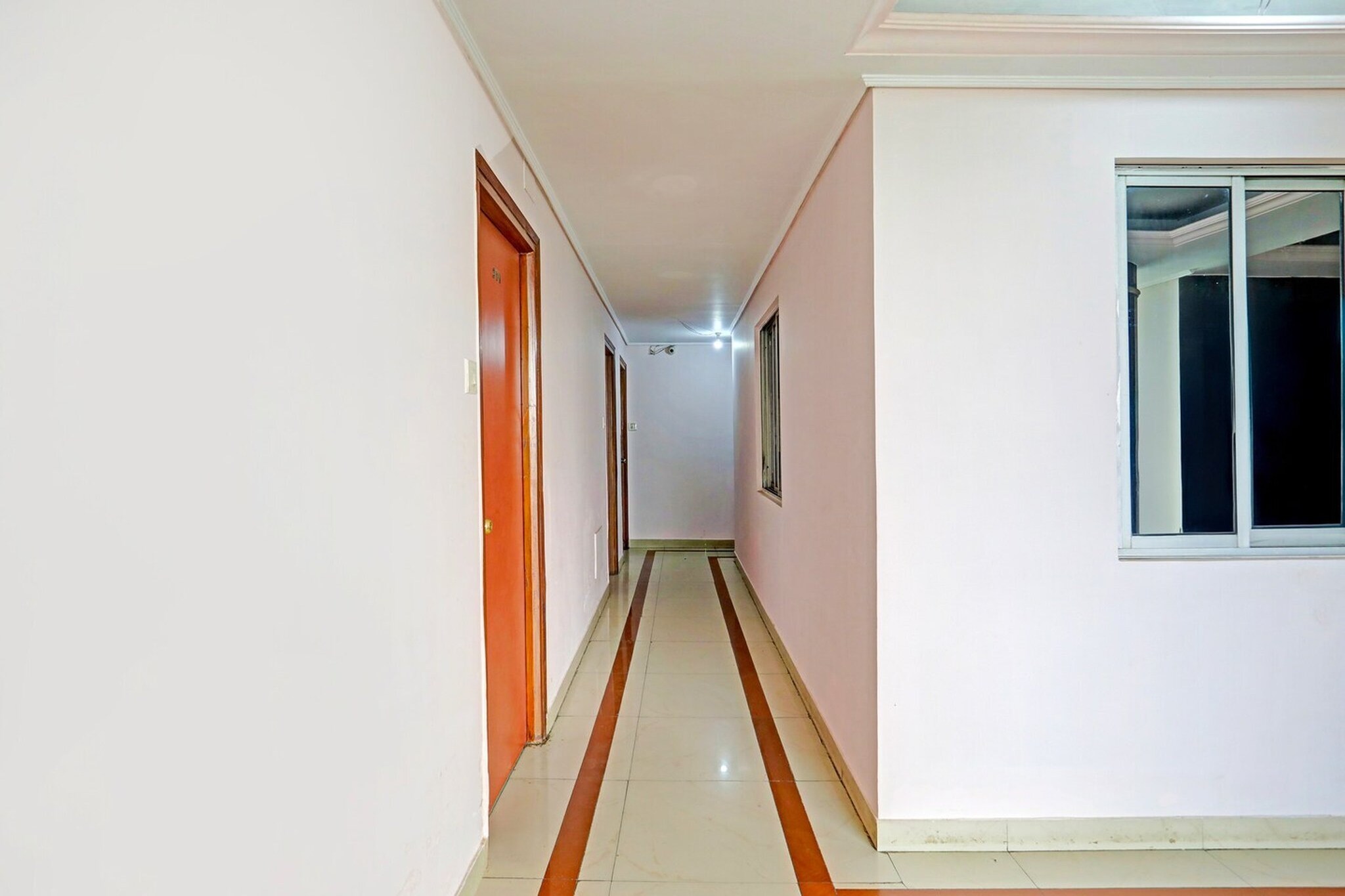 Ground floor: (bedroom(double bed, TV, seating area, air conditioning, Towels incl., telephone), bathroom(bathtub or shower, shower, washbasin, toilet, shampoo, body soap, hot water), Parking, lift, Laundry Package for a fee)