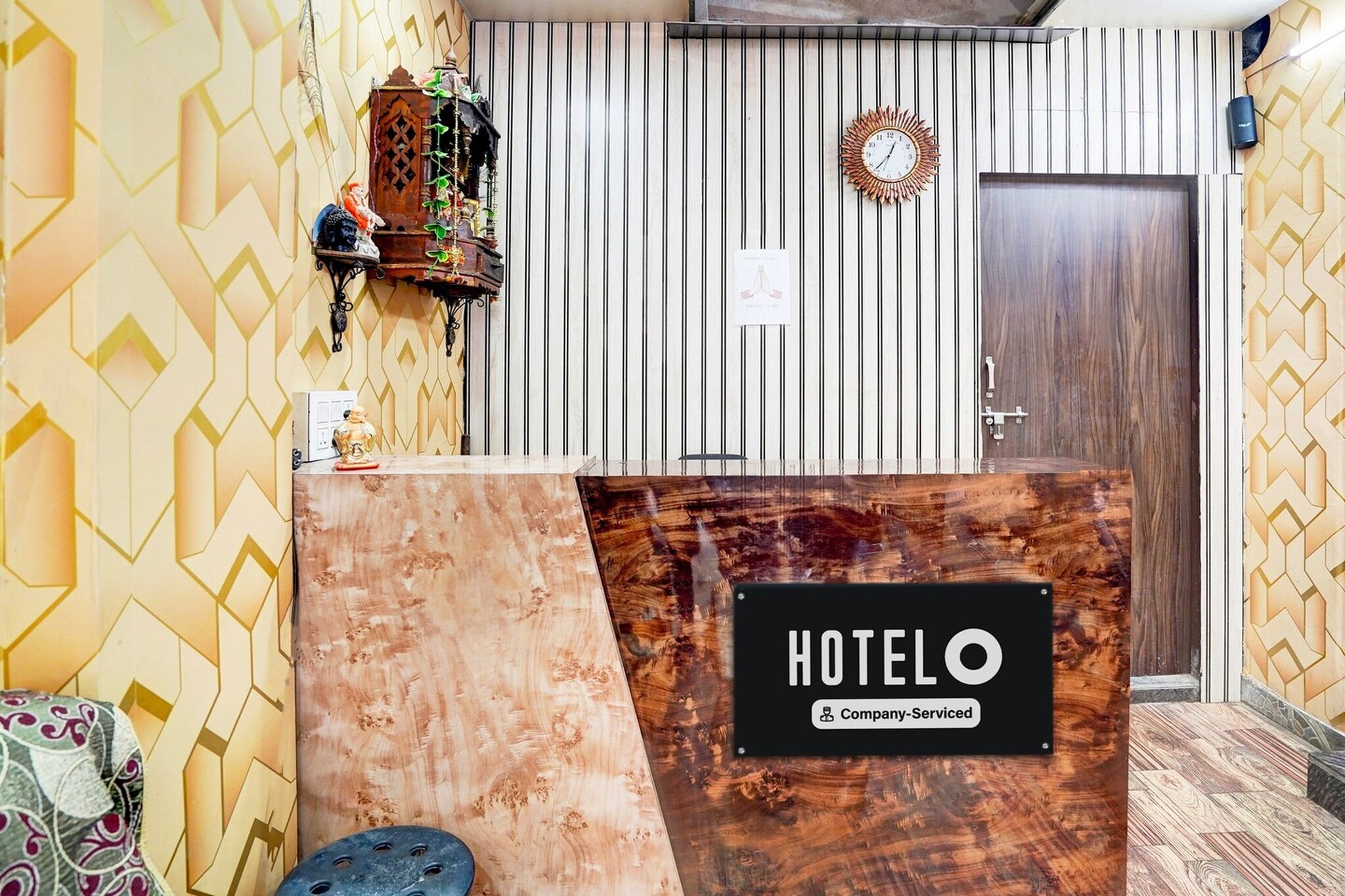 Ground floor: (bedroom(double bed, TV, seating area, air conditioning, Towels incl., telephone), bathroom(bathtub or shower, shower, washbasin, toilet, shampoo, body soap, hot water), Parking, lift)