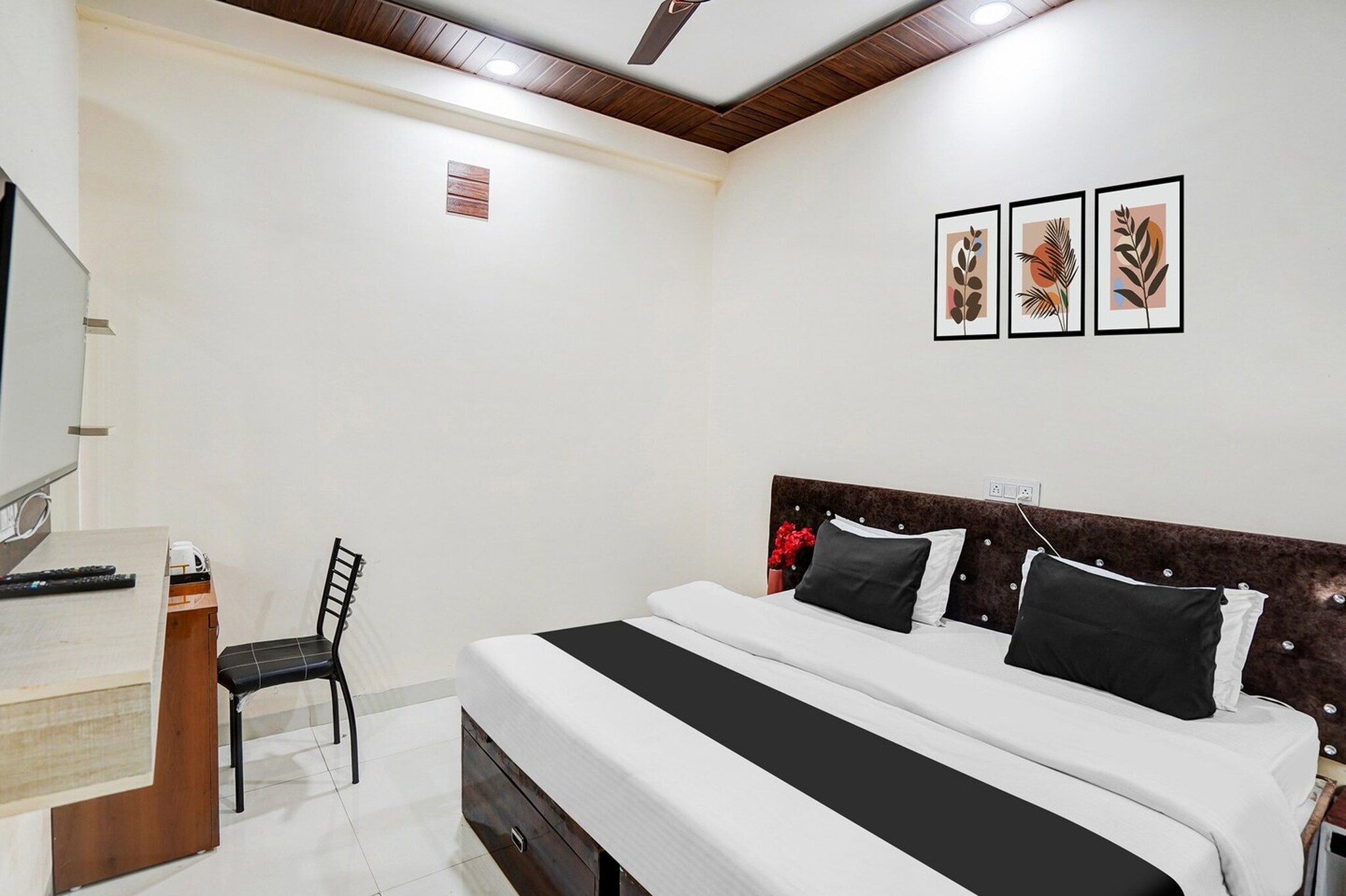 Situated within 6.3 km of ISKCON Indore and 7 km of Rajwada Palace, Super Hotel O Brilliant Convention Centre formerly Madhur Shree features rooms with air conditioning and a private bathroom in Indore. Among the facilities at this property are room service and a 24-hour front desk, along with free WiFi throughout the property. The hotel has family rooms.
The rooms at the hotel are fitted with a seating area, a flat-screen TV with satellite channels and a private bathroom with free toiletries and a bath or shower. All units have a desk.
Indore Junction Station is 7.8 km from Super Hotel O Brilliant Convention Centre formerly Madhur Shree. Devi Ahilya Bai Holkar Airport is 11 km from the property.
Unmarried couples are warmly welcome at this property.
Guests with local ID proof are warmly welcome.
Early Check-In Policy: A full day’s room rate will be charged for check-ins before 6:00 AM. Complimentary early check-in is available between 6:00 AM and 10:00 AM, subject to room availability.
Check-in is only available to guests aged 18 and above. Please provide a government-issued ID to confirm your age.