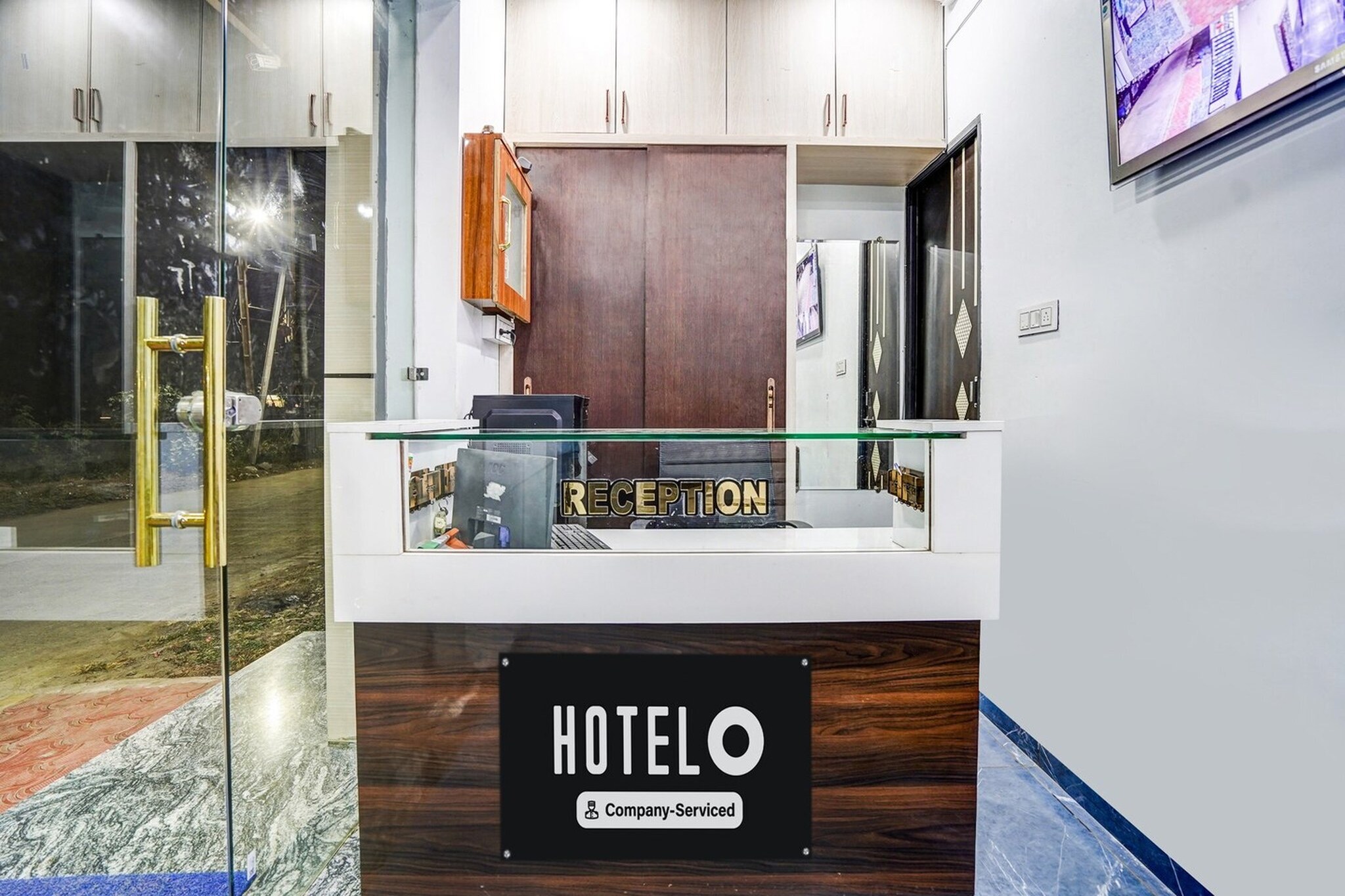 Ground floor: (bedroom(double bed, TV, seating area, air conditioning, Towels incl., telephone), bathroom(bathtub or shower, shower, washbasin, toilet, shampoo, body soap, hot water), Parking)