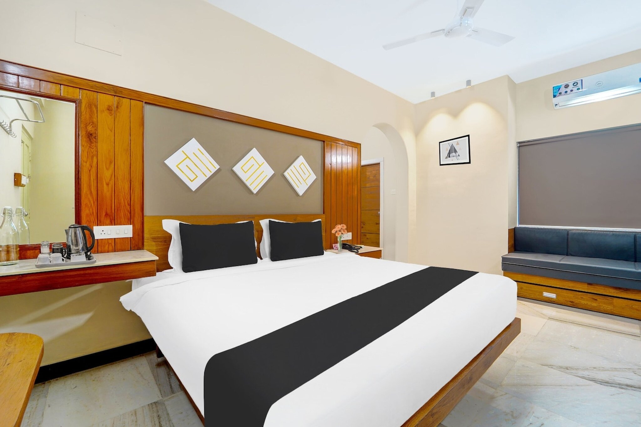 Ideally set in the Ernakulam district of Cochin, Super Hotel O Broadway Ernakulam is situated 13 km from Kochi Biennale, 3.3 km from Cochin Shipyard and 700 metres from Ernakulam Public Library. With a shared lounge, the 3-star hotel has air-conditioned rooms with free WiFi. The accommodation features a shared kitchen and room service for guests.

All rooms in the hotel are fitted with a TV.

Speaking English and Hindi at the 24-hour front desk, staff are willing to help at any time of the day.

Popular points of interest near Super Hotel O Broadway Ernakulam include Rainbow Bridge Ernakulam, High Court of Kerala and Government Law College, Ernakulam. Cochin International Airport is 26 km from the property.

Unmarried couples are warmly welcome at this property.
Regretfully, we are unable to host guests with local ID proof at this property.

Early Check-In Policy: A full day’s room rate will be charged for check-ins before 6:00 AM. Complimentary early check-in is available between 6:00 AM and 10:00 AM, subject to room availability.
Check-in is only available to guests aged 18 and above. Please provide a government-issued ID to confirm your age.

