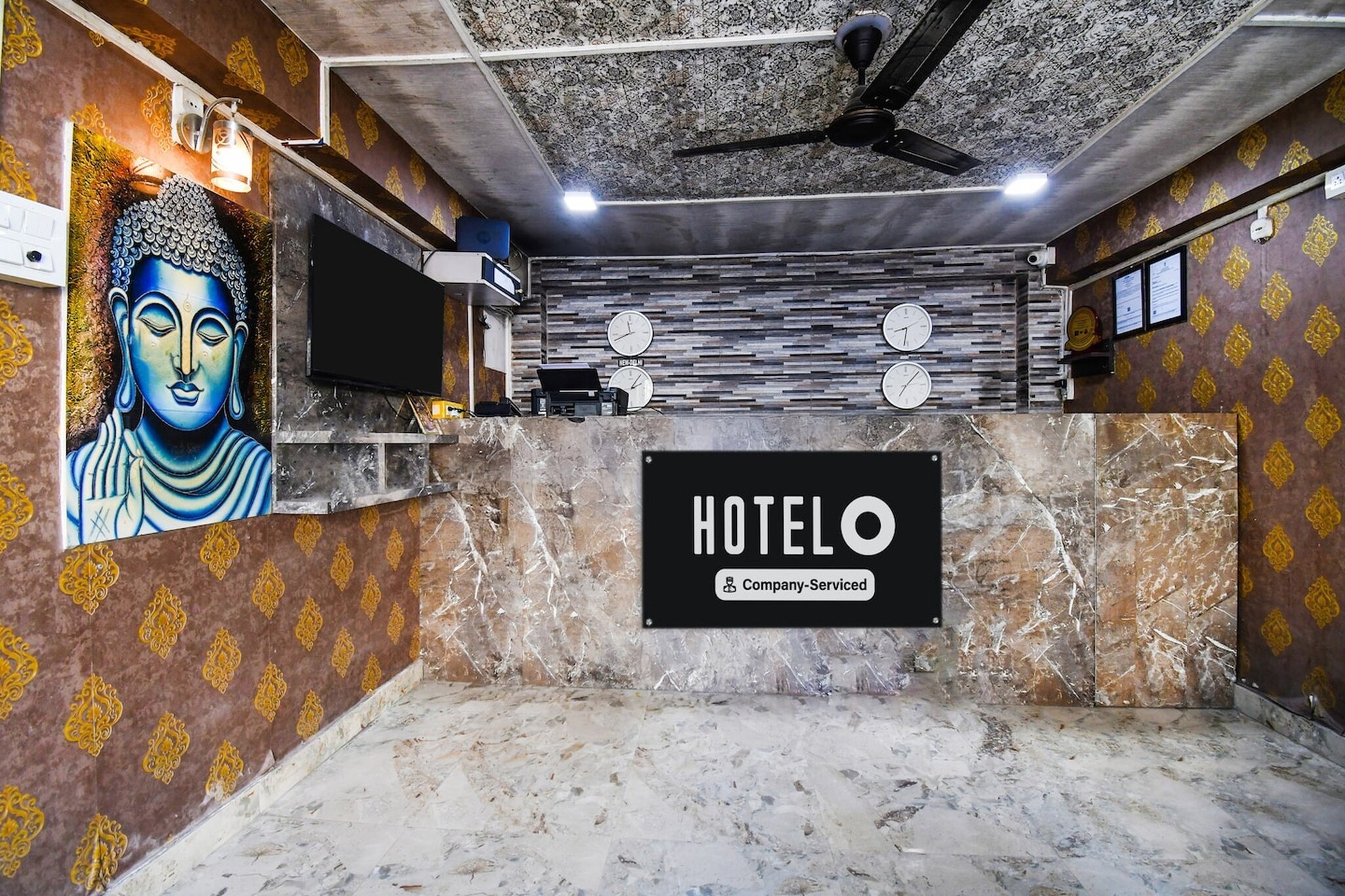 Ground floor: (bedroom(double bed, TV, seating area, air conditioning, Towels incl., telephone), bathroom(bathtub or shower, shower, washbasin, toilet, shampoo, body soap, hot water), Parking)