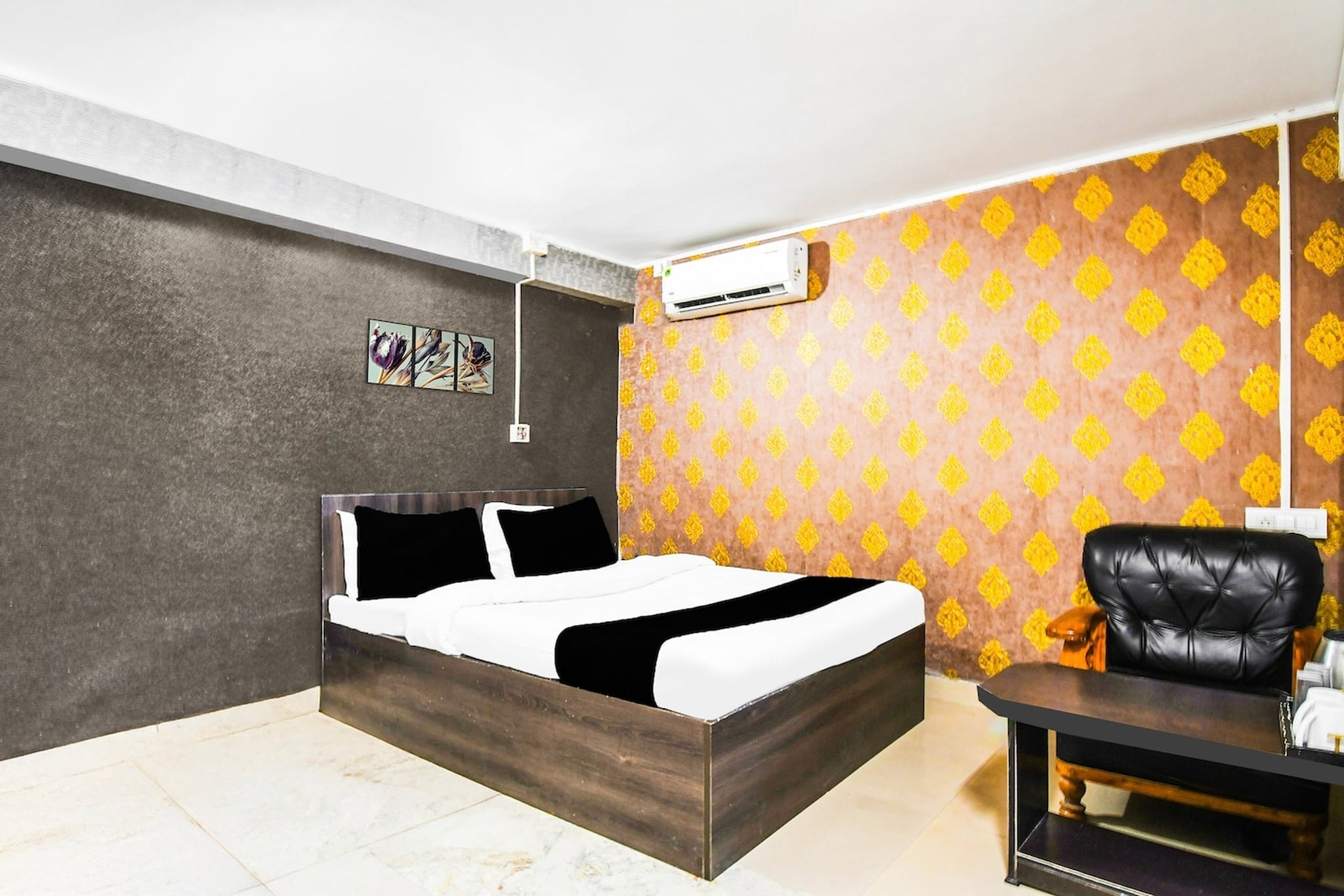 Comfortable Accommodations: Super Hotel O Champasari Siliguri in Siliguri offers family rooms with air-conditioning, private bathrooms, work desks, and free toiletries. Each room includes a TV, wardrobe, and tiled floors.

Dining Experience: The family-friendly restaurant serves Indian cuisine for lunch and dinner. Guests can enjoy a continental breakfast each morning.

Facilities and Services: The hotel features a lift, 24-hour front desk, housekeeping, room service, and meeting rooms. Free WiFi is available throughout the property.

Location and Attractions: Located 12 km from Bagdogra International Airport, the hotel is 3 km from Darjeeling Himalayan Toy Train Railway, 8 km from Mahananda Wildlife Sanctuary, and 9 km from New Jalpaiguri Station.

Unmarried couples are warmly welcome at this property.
Guests with local ID proof are warmly welcome.

Early Check-In Policy: A full day’s room rate will be charged for check-ins before 6:00 AM. Complimentary early check-in is available between 6:00 AM and 10:00 AM, subject to room availability.
Check-in is only available to guests aged 18 and above. Please provide a government-issued ID to confirm your age.

