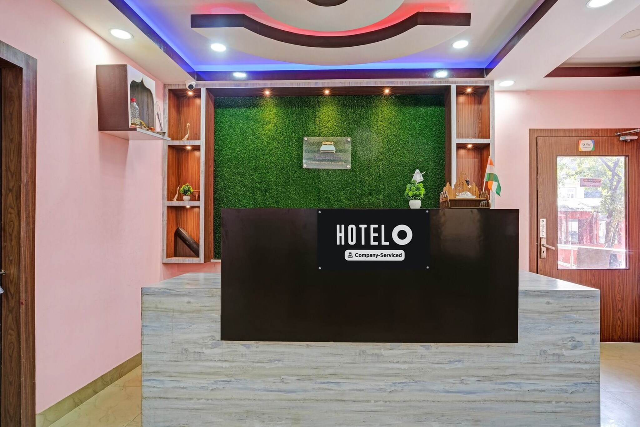 Ground floor: (bedroom(double bed, TV, seating area, air conditioning, Towels incl., telephone), bathroom(bathtub or shower, shower, washbasin, toilet, shampoo, body soap, hot water))