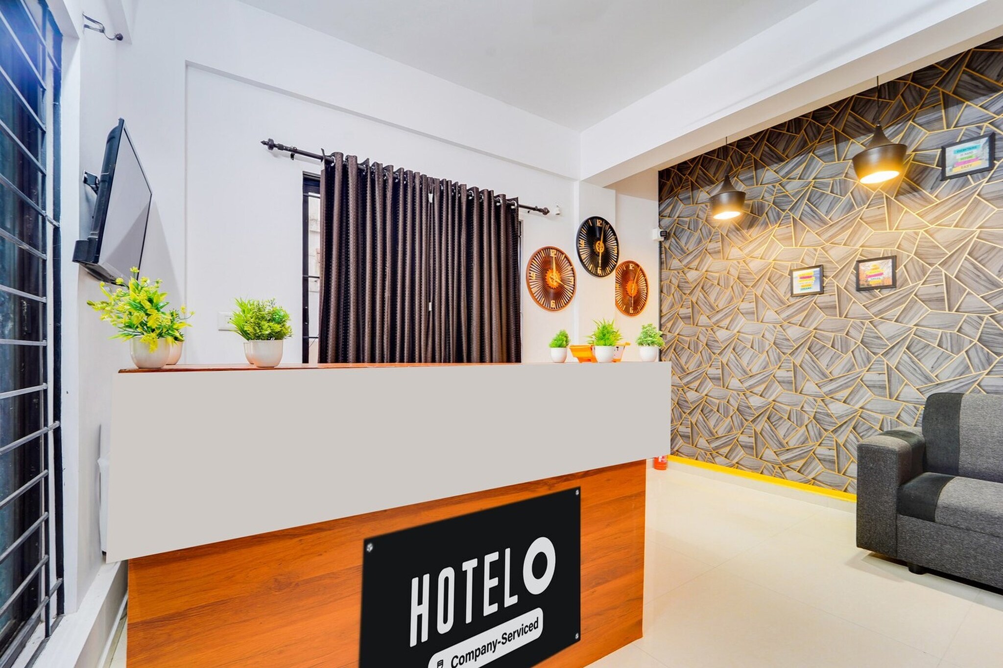 Ground floor: (bedroom(double bed, TV, seating area, air conditioning, Towels incl., telephone), bathroom(bathtub or shower, shower, washbasin, toilet, shampoo, body soap, hot water), Parking, lift)