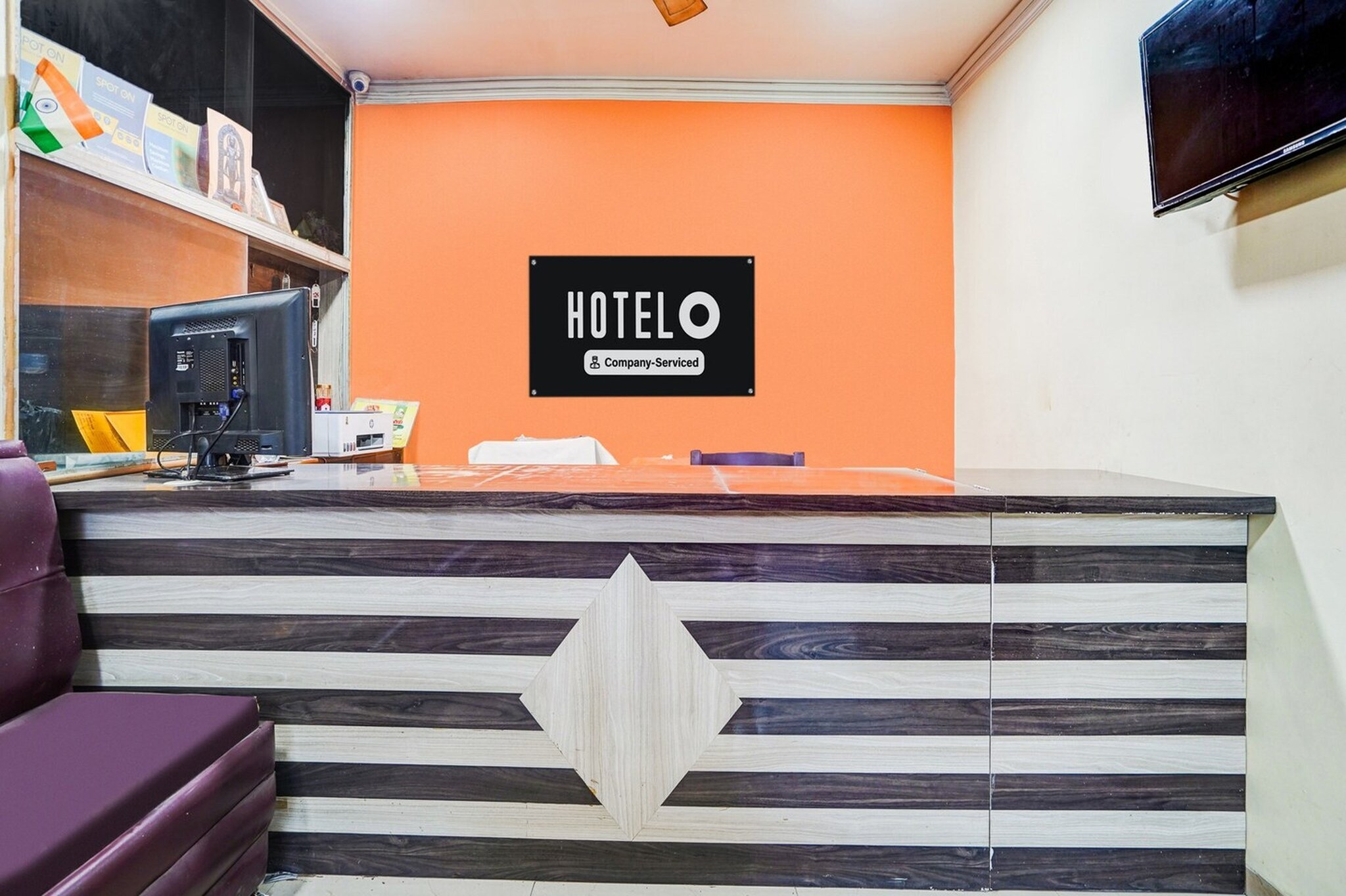 Ground floor: (bedroom(double bed, TV, seating area, air conditioning, Towels incl., telephone), bathroom(bathtub or shower, shower, washbasin, toilet, shampoo, body soap, hot water), Parking)