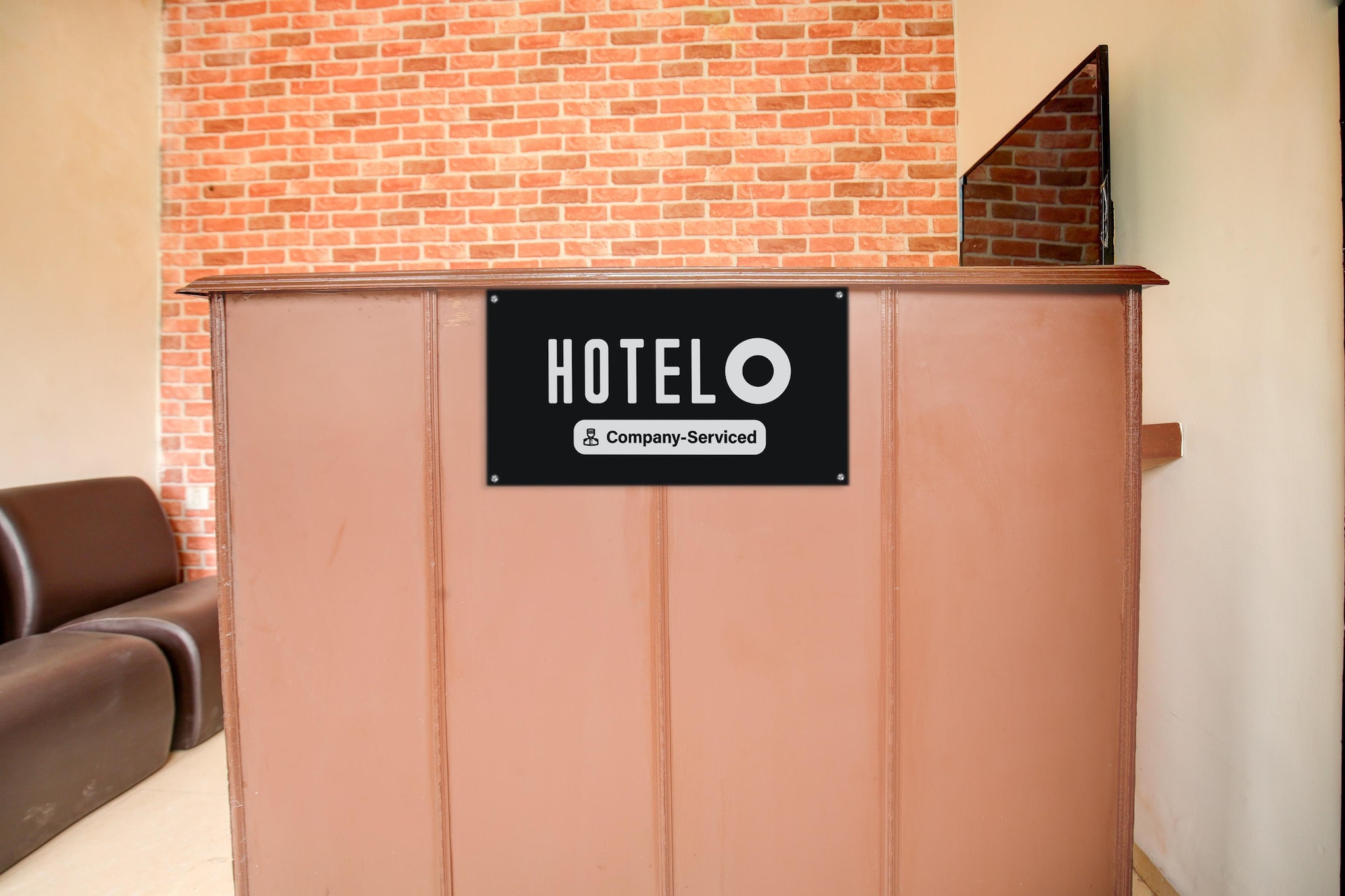 Ground floor: (bedroom(double bed, TV, seating area, air conditioning, Towels incl., telephone, Floor mattress), bathroom(bathtub or shower, shower, washbasin, toilet, shampoo, body soap, hot water), Parking)