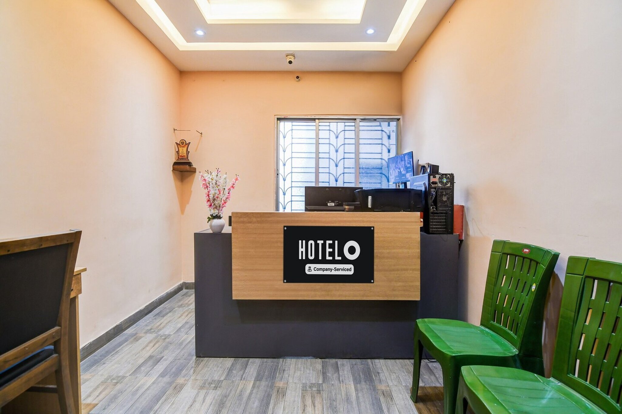 Ground floor: (bedroom(double bed, TV, seating area, air conditioning, Towels incl., telephone), bathroom(bathtub or shower, shower, washbasin, toilet, shampoo, body soap, hot water), Parking, lift)