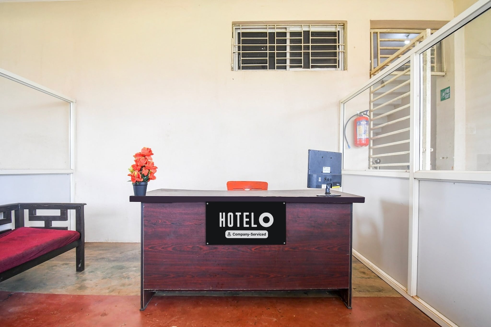 Ground floor: (bedroom(double bed, TV, seating area, air conditioning, Towels incl., telephone, Floor mattress), bathroom(bathtub or shower, shower, washbasin, toilet, shampoo, body soap, hot water), Parking)