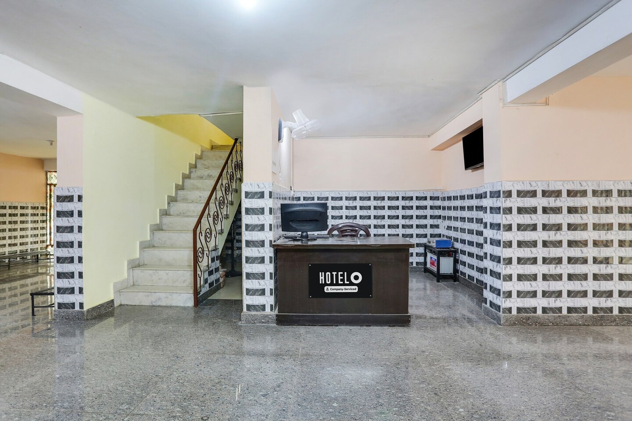 Ground floor: (bedroom(double bed, TV, seating area, air conditioning, Towels incl., telephone), bathroom(bathtub or shower, shower, washbasin, toilet, shampoo, body soap, hot water), Parking, lift)