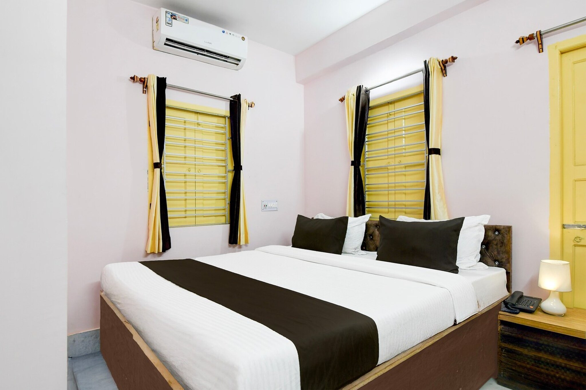 Super Hotel O Ecopark Kolkata features free WiFi throughout the property and rooms with air conditioning in kolkata. The property is around 13 km from Dumdum Metro Station, 15 km from Sealdah Railway Station and 16 km from M G Road Metro Station. Howrah Railway Station is 18 km from the hotel and Park Street Metro Station is 19 km away.
All rooms in the hotel are fitted with a TV.
Esplanade Metro Station is 18 km from Super Hotel O Ecopark Kolkata, while New Market is 18 km from the property. Netaji Subhash Chandra Bose International Airport is 7 km away.
Unmarried couples are warmly welcome at this property.
Guests with local ID proof are warmly welcome.
Apologies, but we are currently unable to host foreign nationals at this property.
Early Check-In Policy: A full day’s room rate will be charged for check-ins before 6:00 AM. Complimentary early check-in is available between 6:00 AM and 10:00 AM, subject to room availability.
Check-in is only available to guests aged 18 and above. Please provide a government-issued ID to confirm your age.