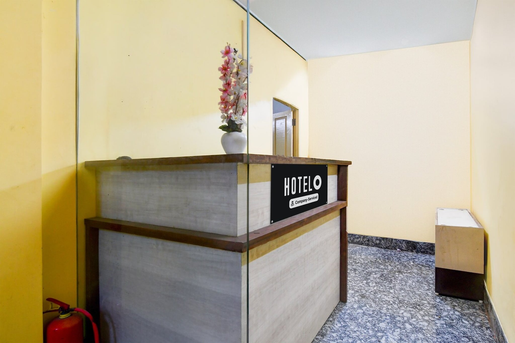 Ground floor: (bedroom(double bed, TV, seating area, air conditioning, Towels incl., telephone), bathroom(bathtub or shower, shower, washbasin, toilet, shampoo, body soap, hot water), Parking)